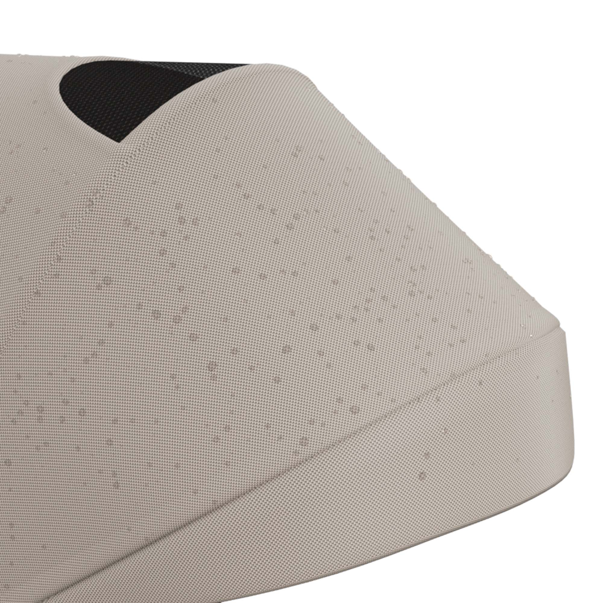 Tela beige con detalles negros y gotas de agua.