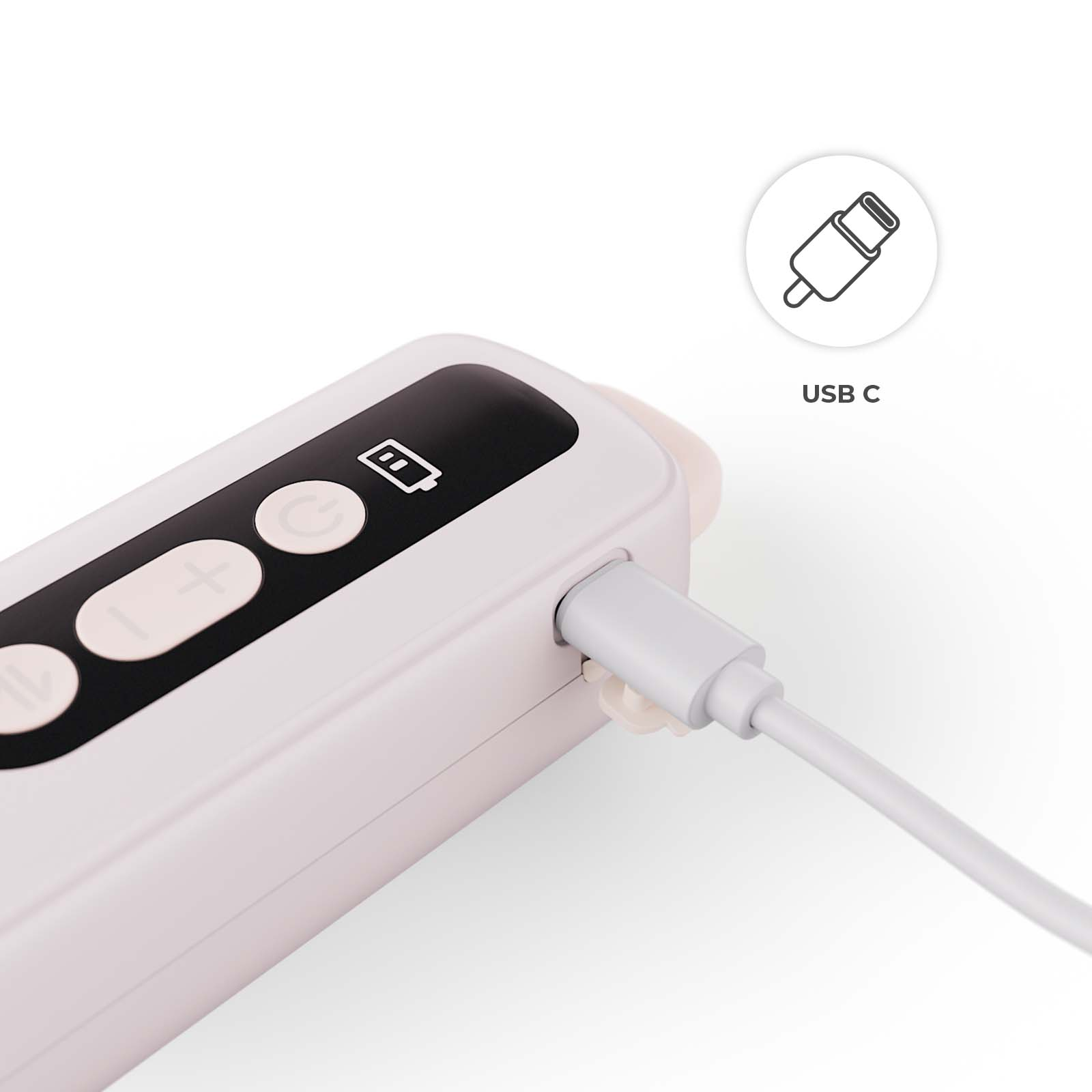 Ein USB-C-Kabel wird in ein weißes Gerät mit Tasten und einem Batteriesymbol gesteckt.