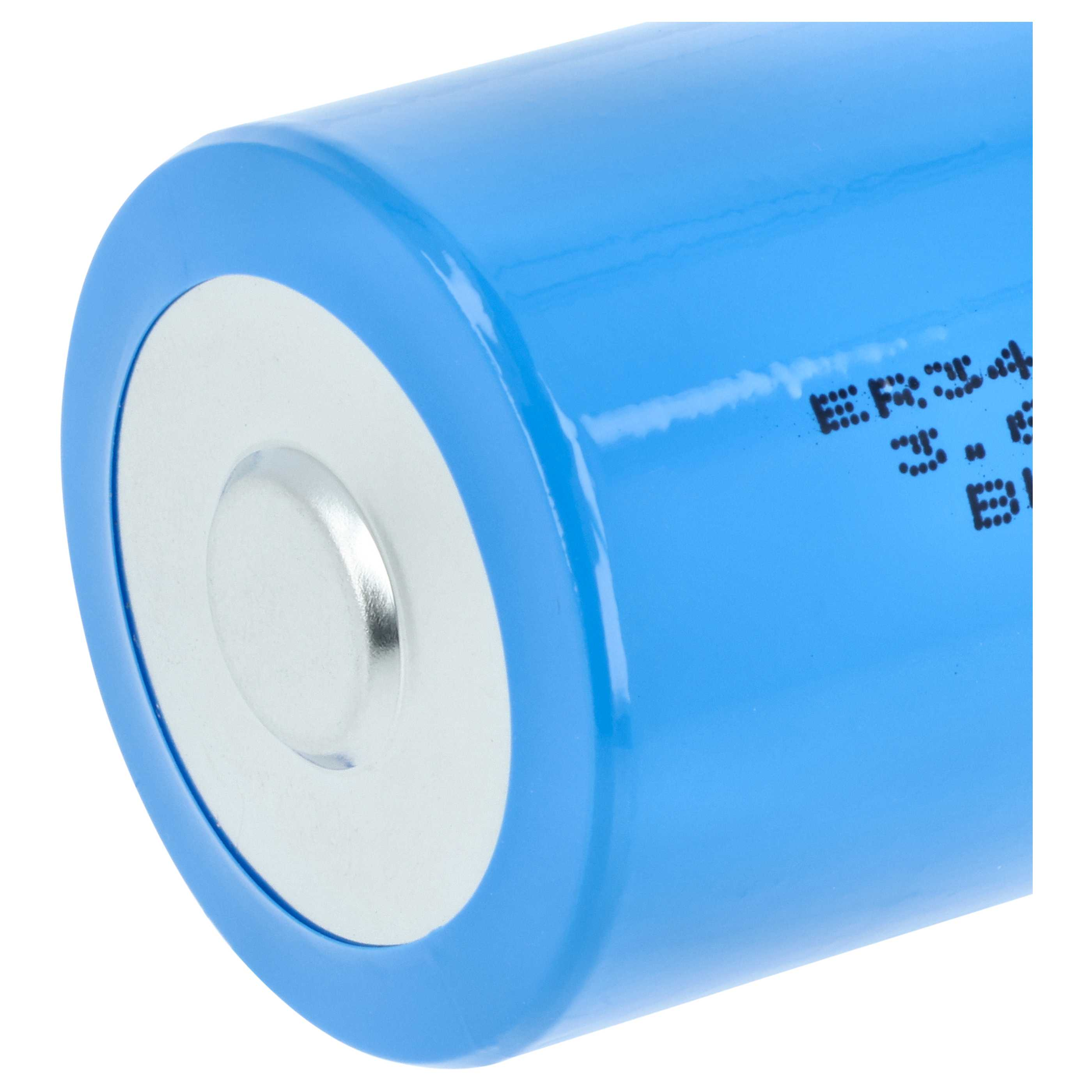 Nahaufnahme einer blauen Batterie mit silbernem Pluspol und schwarzen Markierungen.