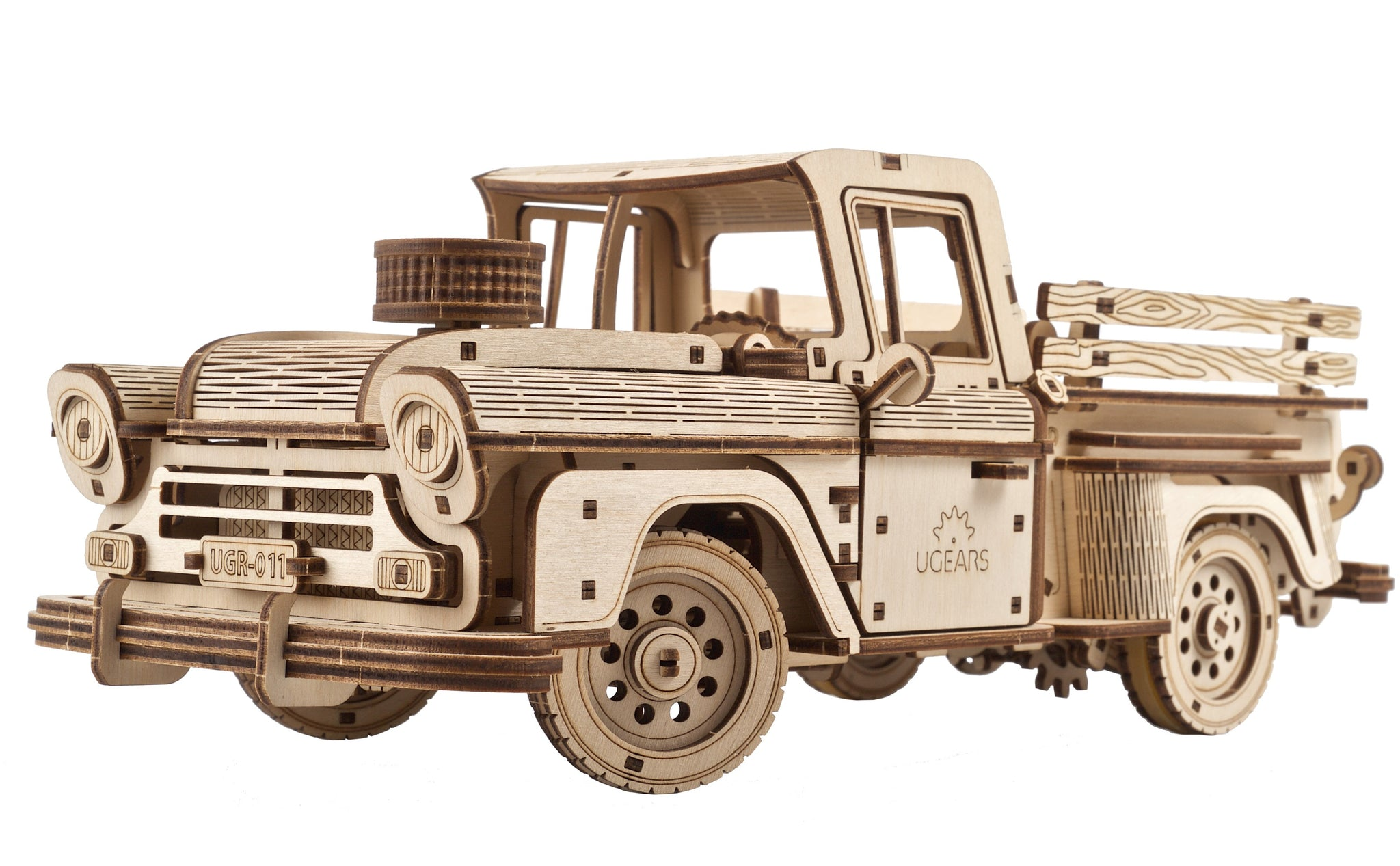Ein detailliertes Holzmodell eines Oldtimer-Pickups mit sichtbaren Holzkörnern und Gelenken.