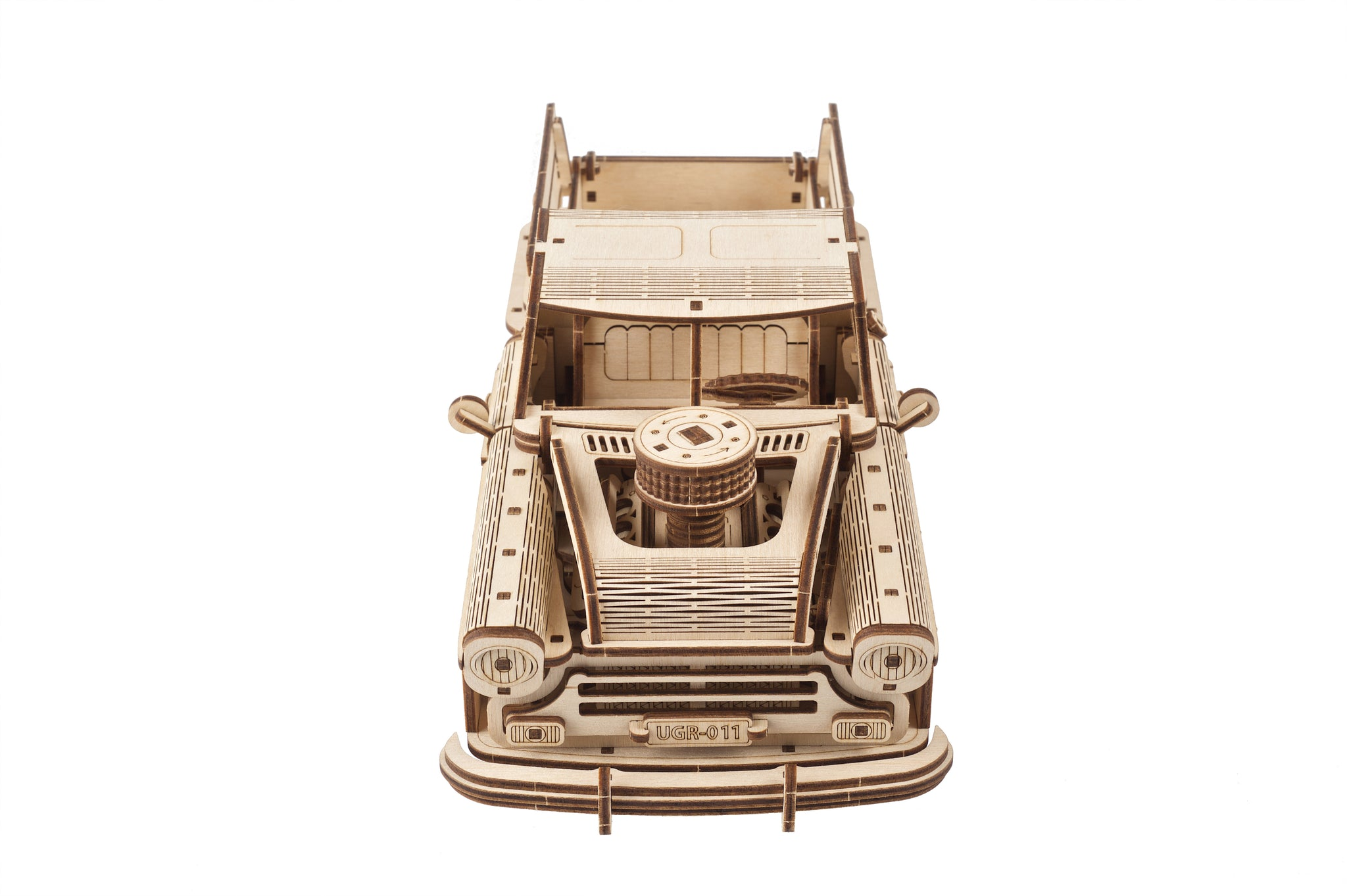 Ein Holzmodellauto mit sichtbarem Motor und dem Kennzeichen UGR-011.