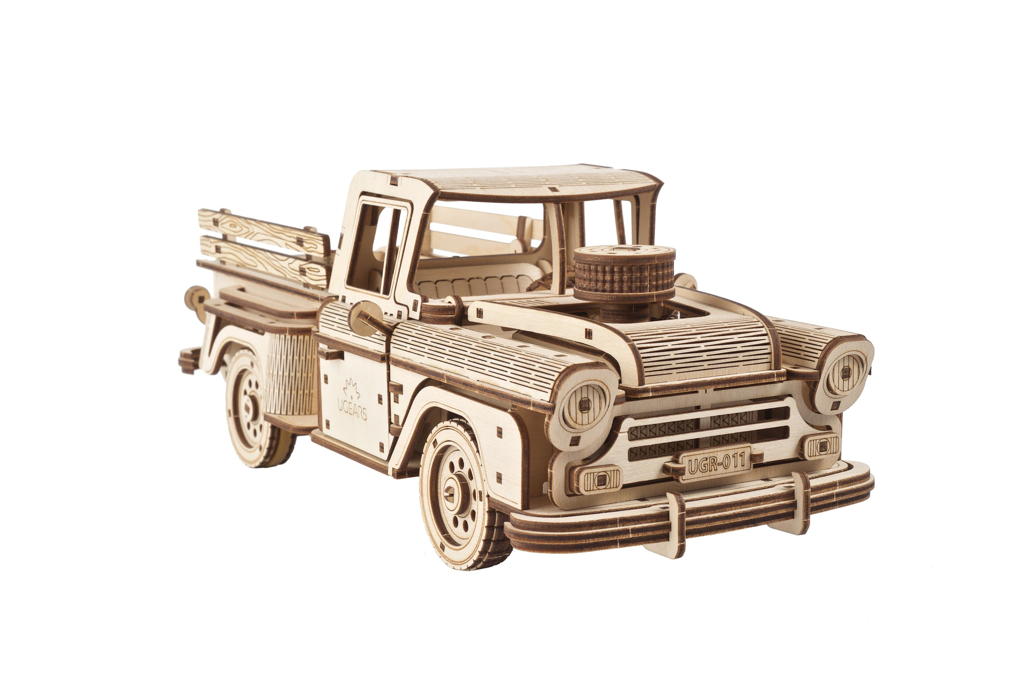 Ein hölzerner Modell-Pick-up-Truck mit aufklappbarer Motorhaube und detaillierten Rädern.