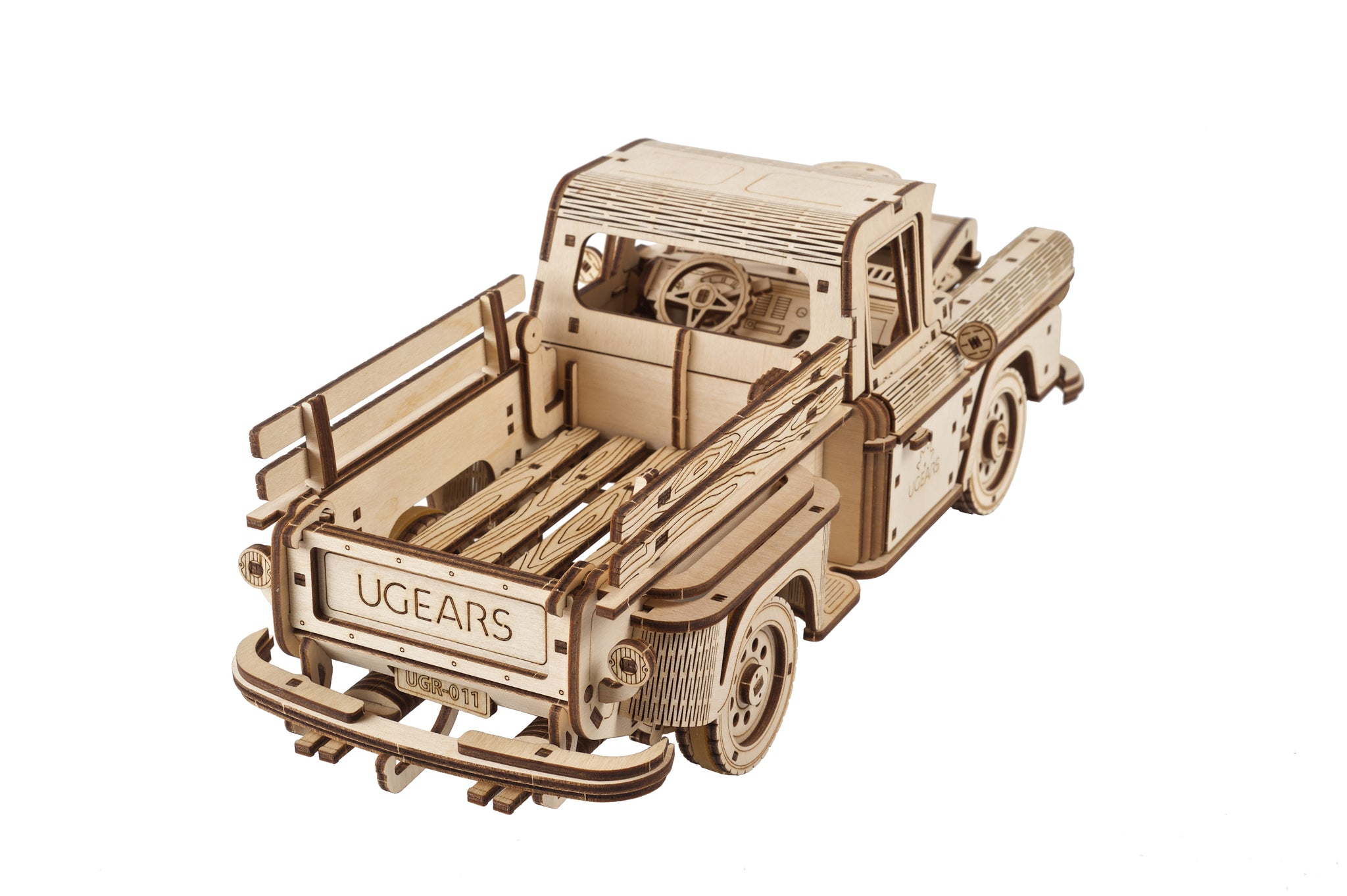 Holzmodell-Pickup-Truck mit UGEARS-Logo auf der Heckklappe.