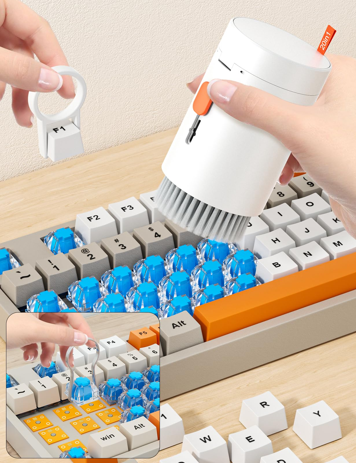 Eine Hand reinigt eine Tastatur mit einem weißen Reinigungsgerät mit Bürste.