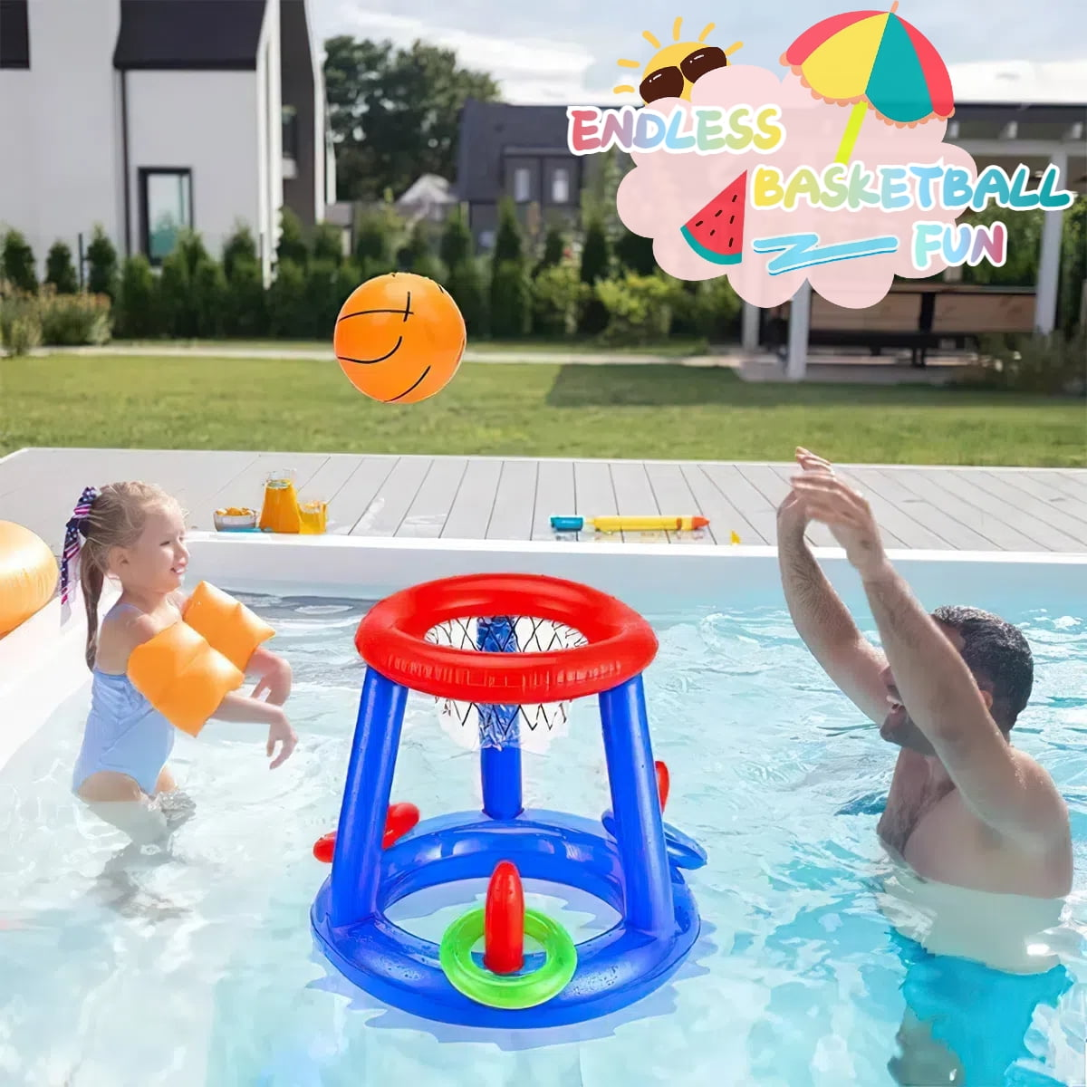 Ein Mann und ein Kind spielen Basketball in einem Pool mit einem aufblasbaren Korb.