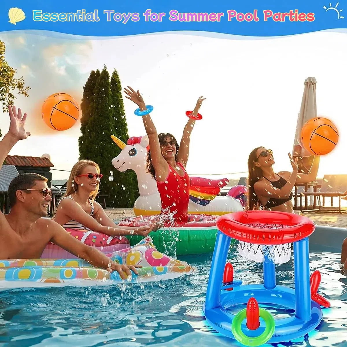 Menschen planschen im Pool mit aufblasbaren Spielzeugen wie einem Einhorn und einem Basketballkorb.