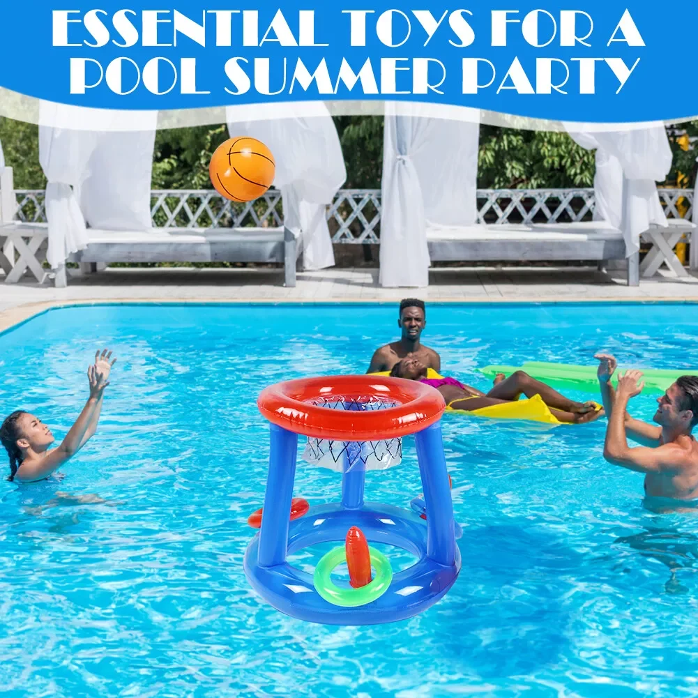 Ein aufblasbarer Pool-Basketballkorb mit orangenem Ball und Spielern im Wasser.
