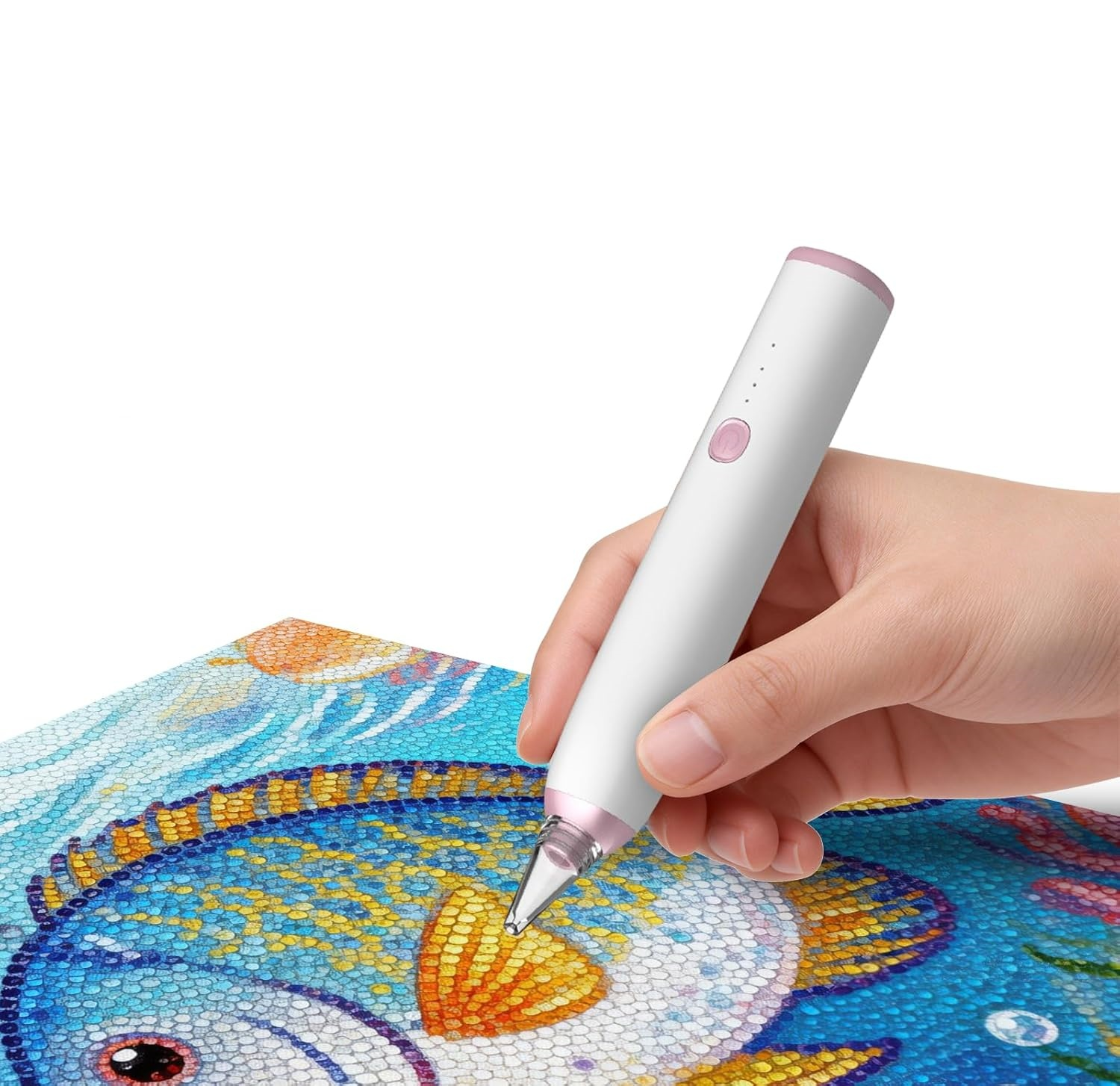 Eine Hand hält einen weißen Diamantmalstift über ein Fischbild.