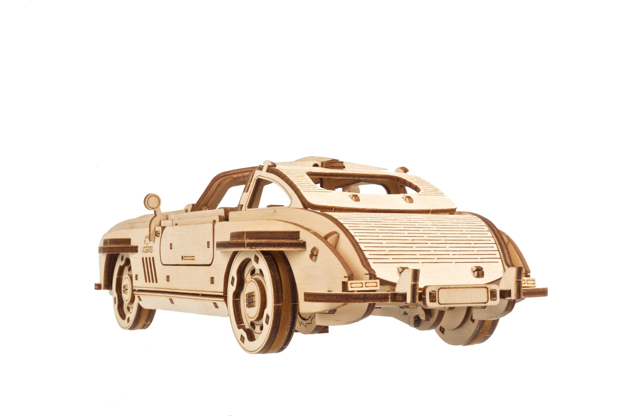 Un'auto modello in legno vista da dietro, con dettagli intricati.