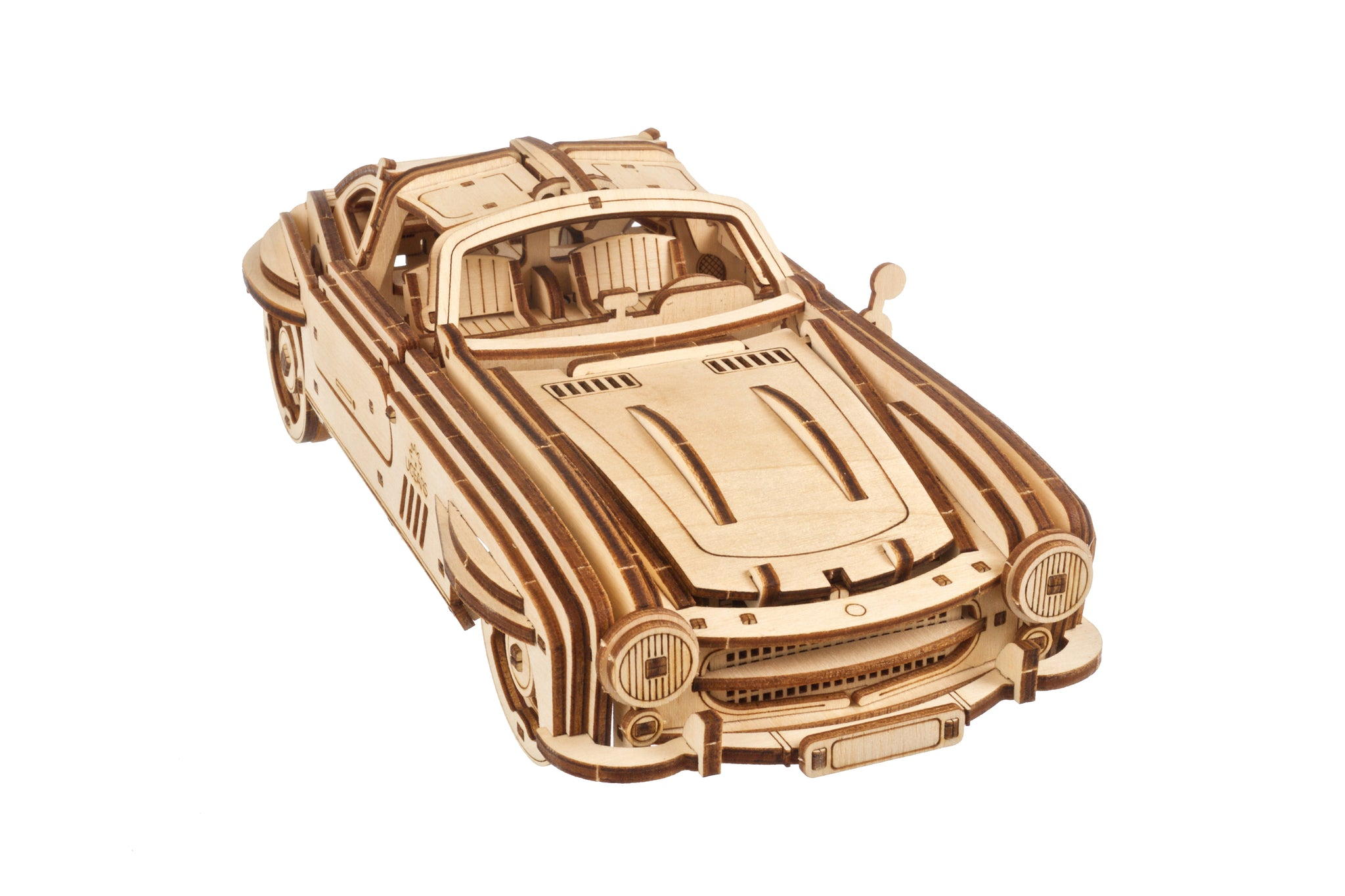 Un'auto modello in legno, stile vintage, esposta su sfondo bianco.