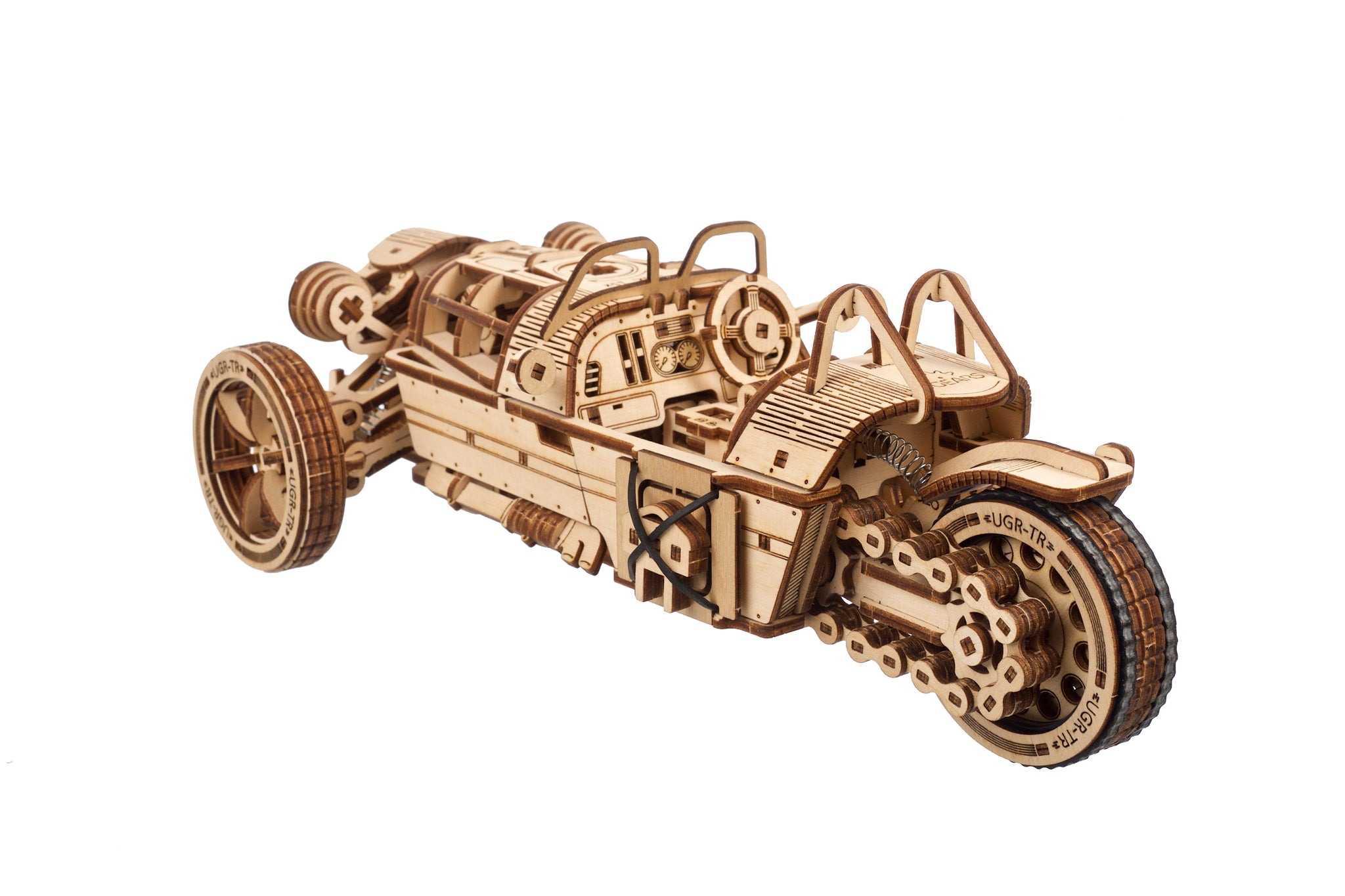 Un modello in legno di un veicolo a tre ruote con ruote e interni dettagliati.