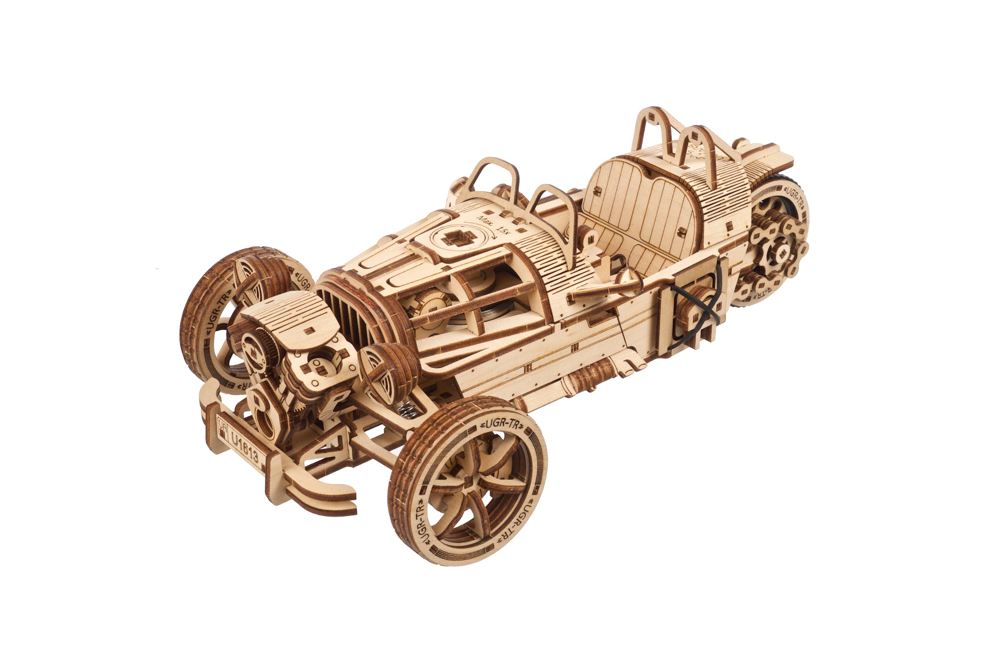 Modellino auto in legno stile vintage con motore e ruote a vista.