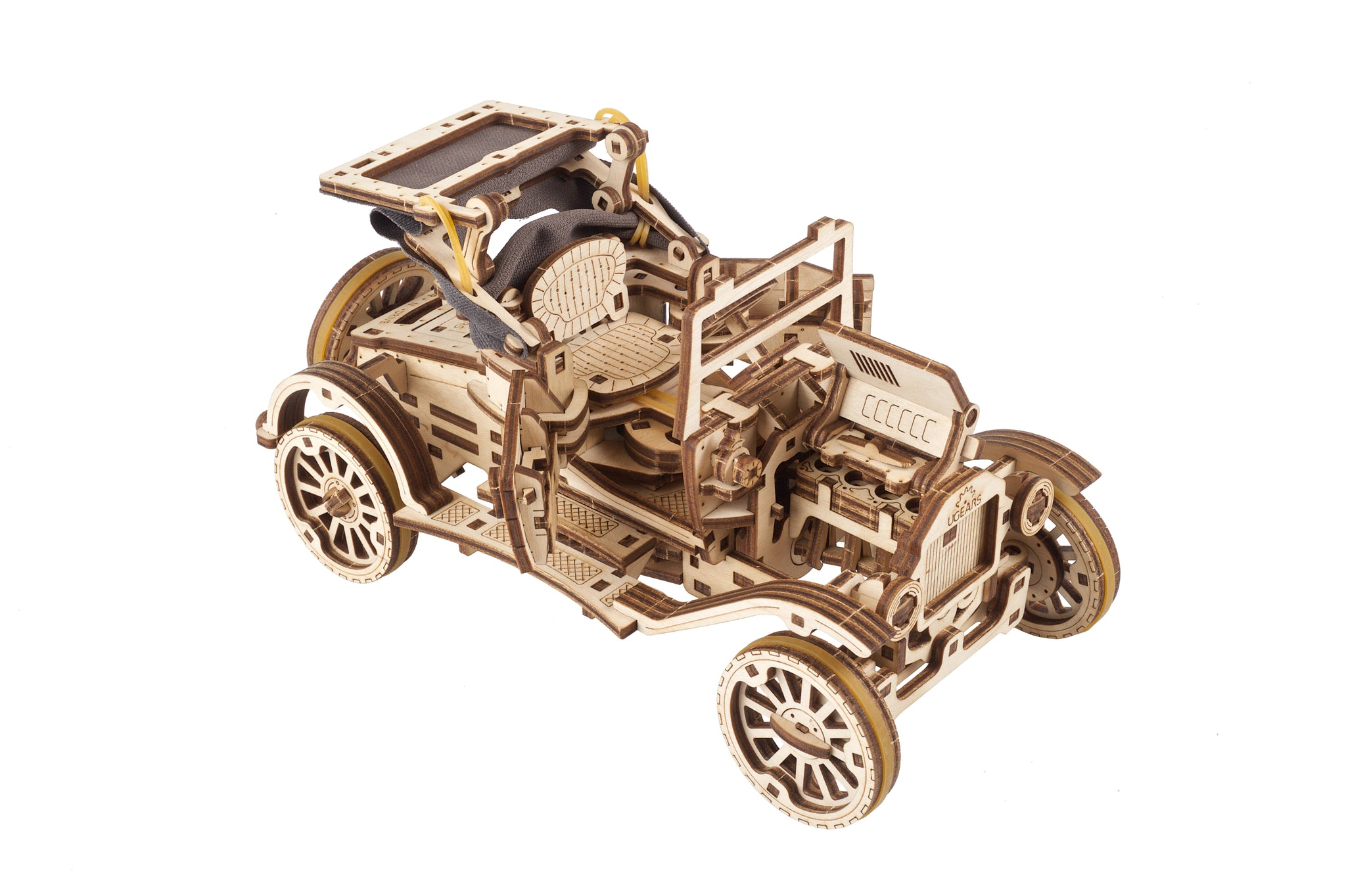 Hölzernes Modell eines Oldtimers mit freiliegendem Motor und Sitzen.