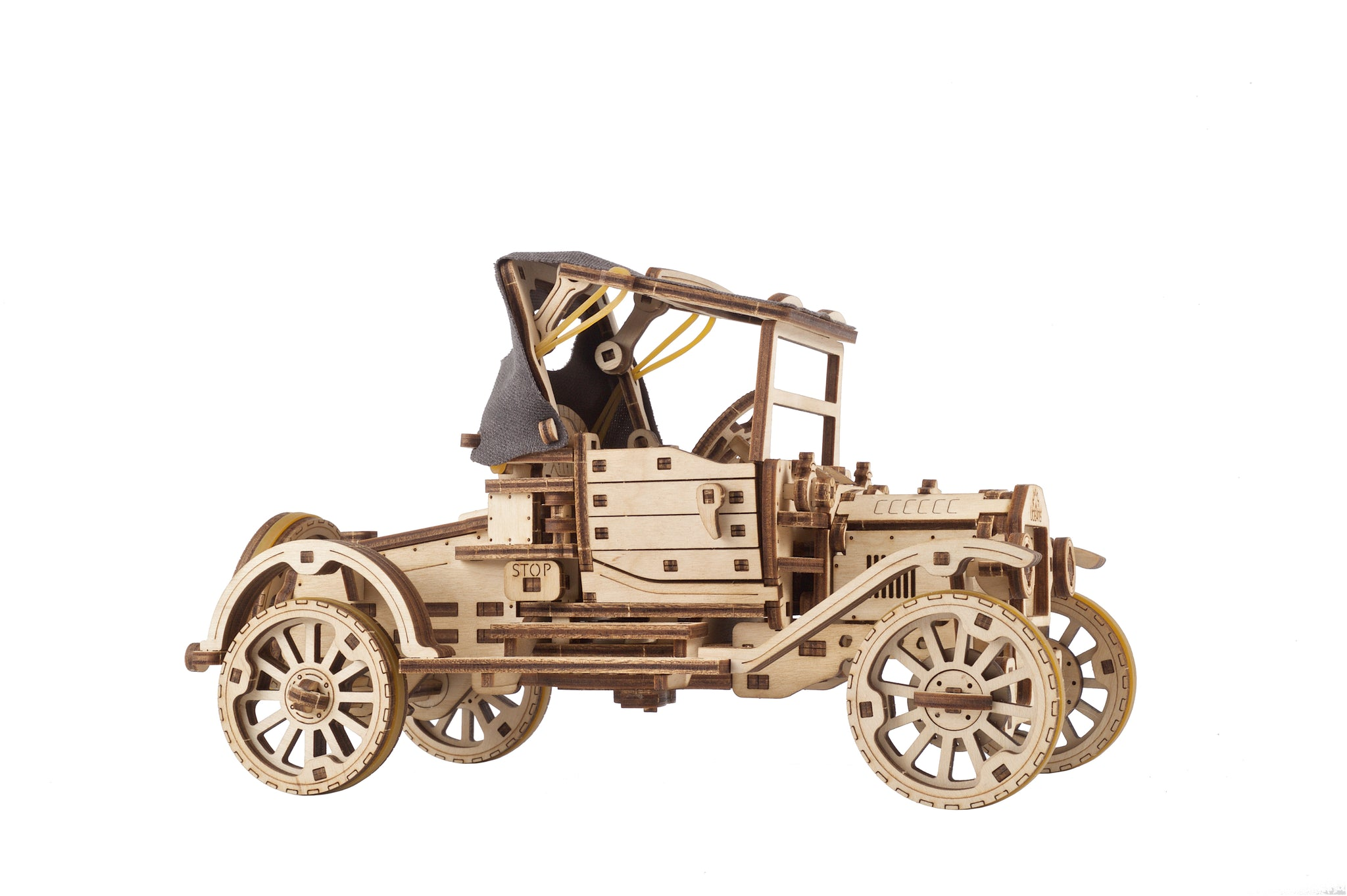 Ein hölzernes Modellauto im Vintage-Stil mit Verdeck und sichtbaren Zahnrädern.