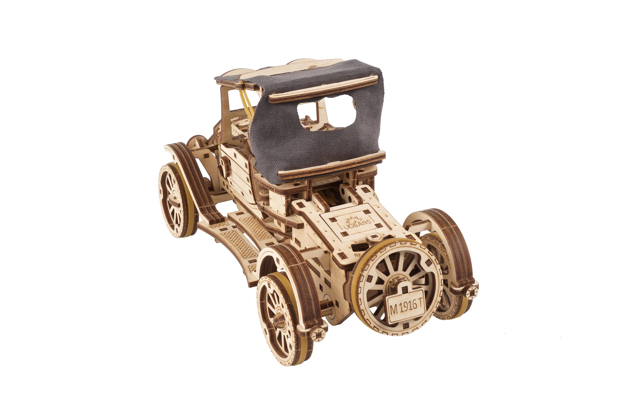 Ein hölzernes Modellauto im Vintage-Stil mit Stoffdach, weißen Rädern und der Kennzeichennummer M 1916 T.