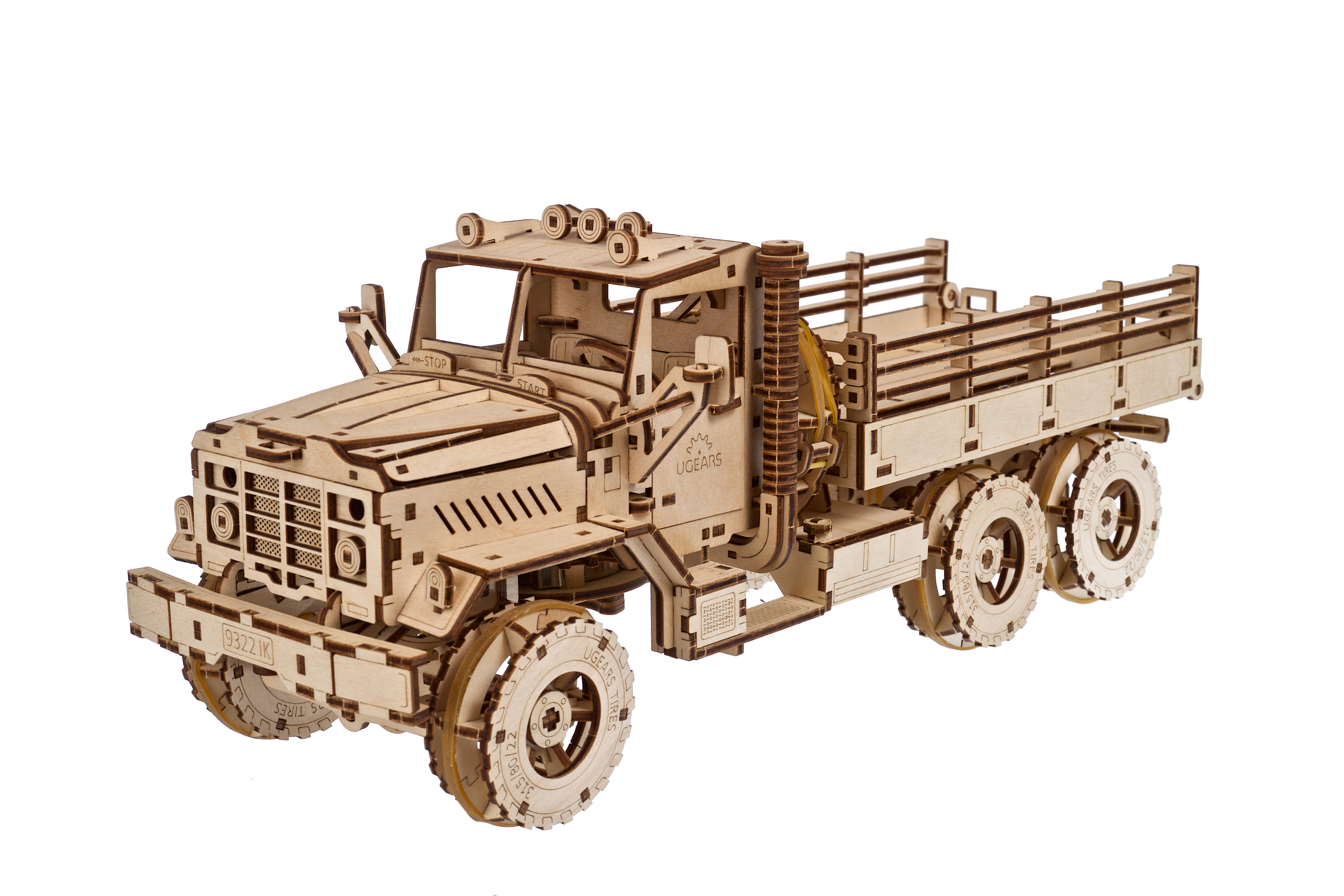 Ein Holzmodell eines Lastwagens mit vielen Rädern und einer Ladefläche.