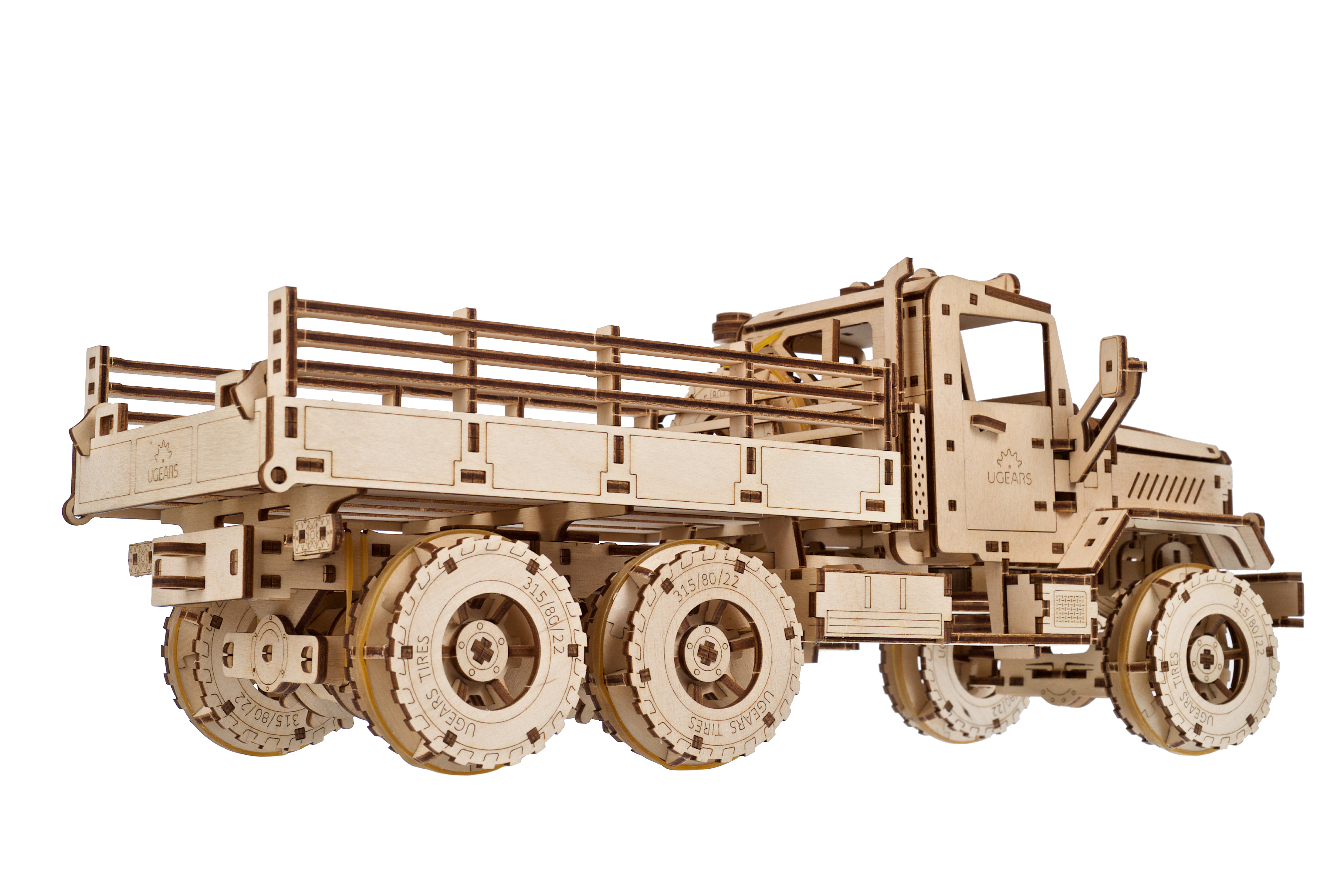 Ein hölzernes Modell eines Lastwagens mit sechs Rädern und Ladefläche.
