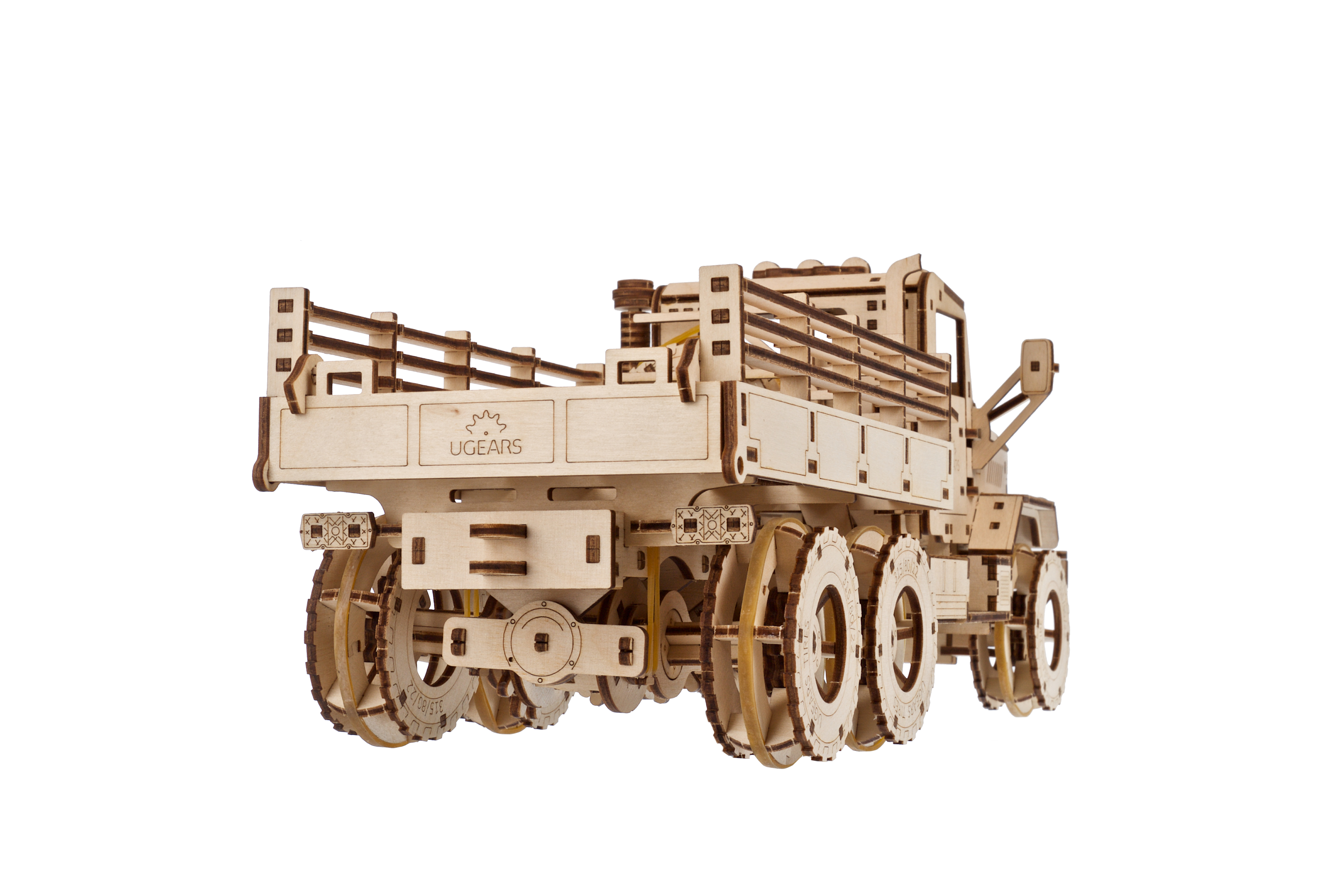 Ein hölzernes Modell eines Lastwagens mit vielen Rädern, auf weißem Hintergrund.