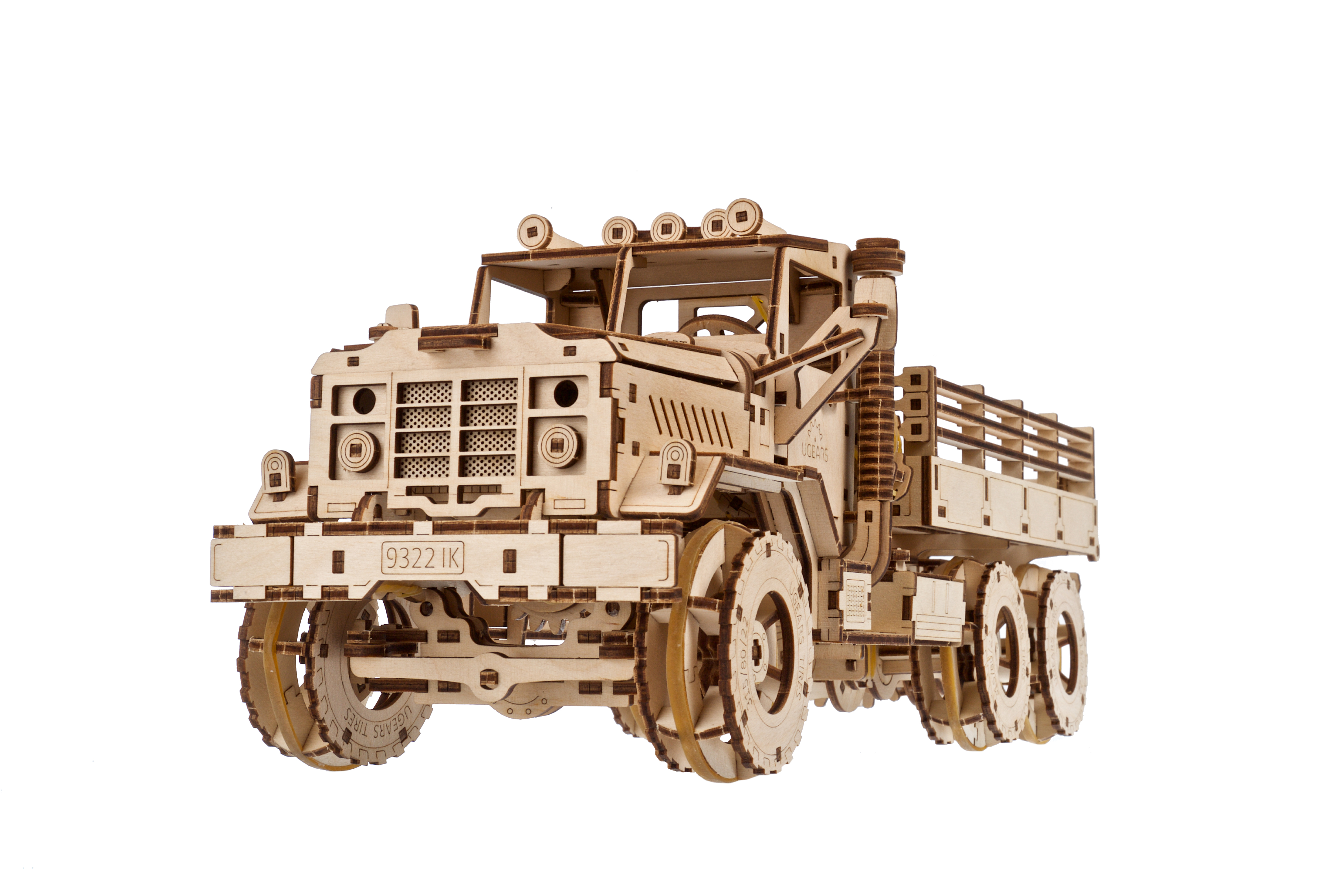 Ein Holzmodell eines Lastwagens mit flacher Ladefläche, detaillierten Rädern und Lichtern.