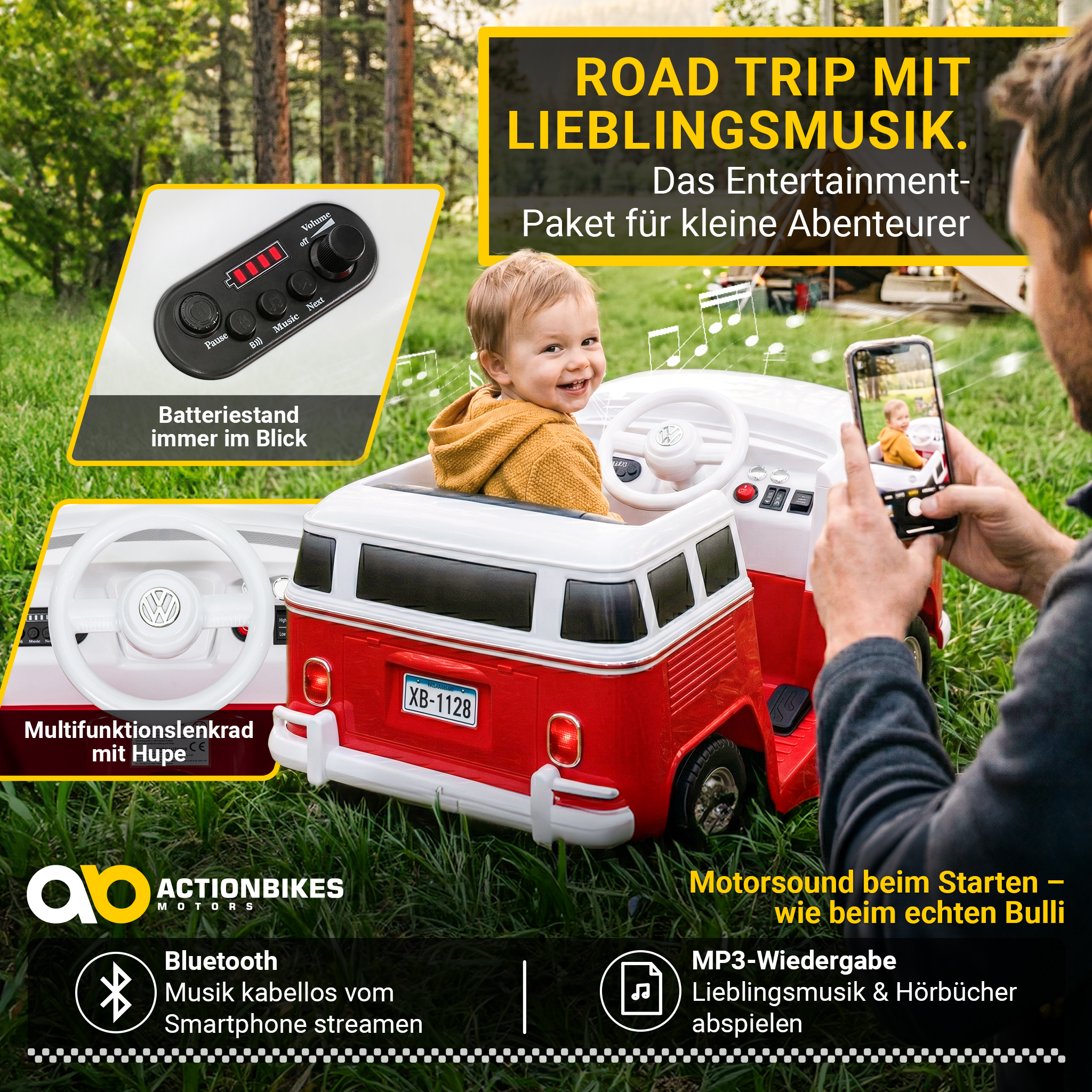 Ein Junge in einem roten Spielzeugauto sitzt im Freien, während ein Mann ihn fotografiert.