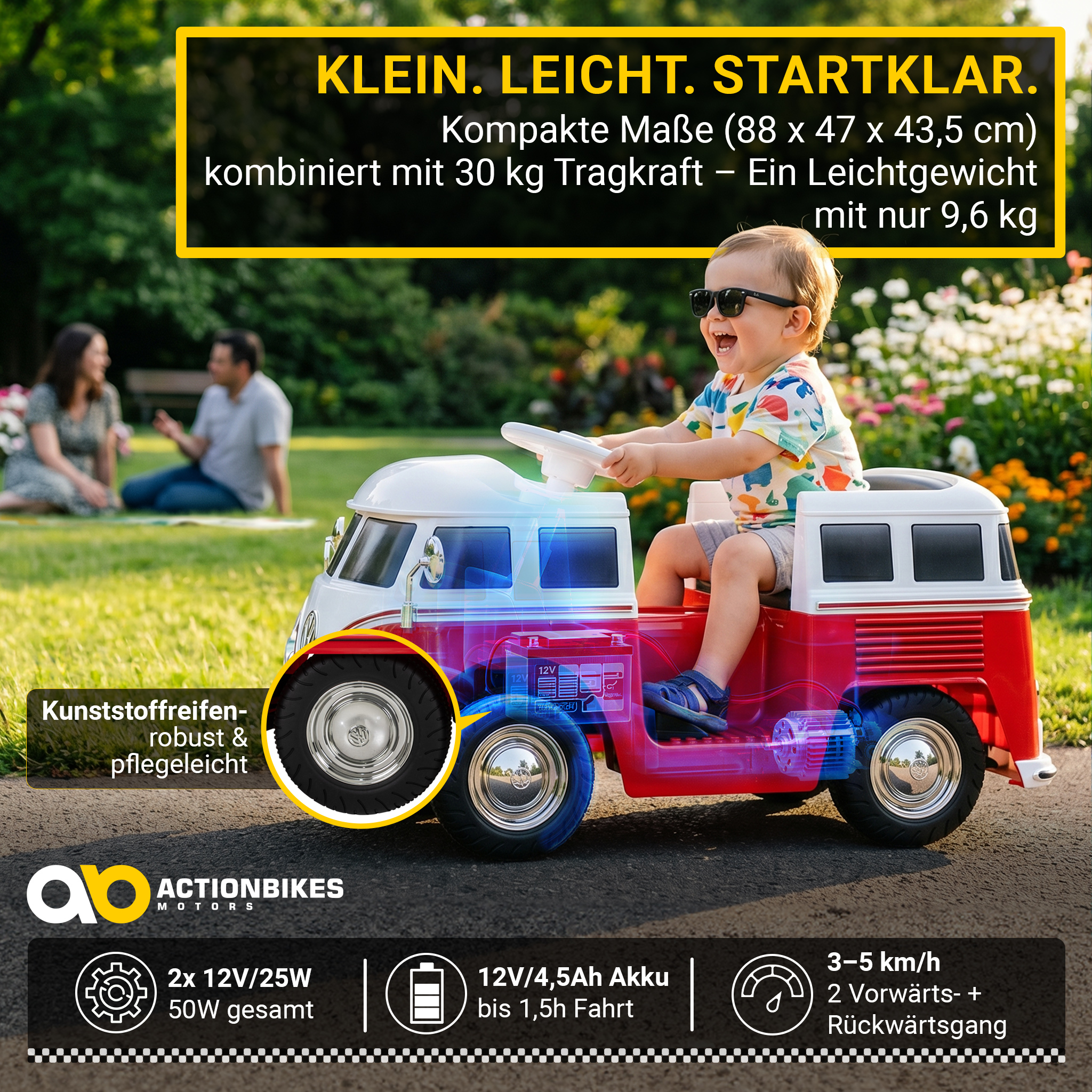 Ein lachender Junge fährt ein rotes Elektroauto im Garten, Eltern sitzen im Hintergrund.