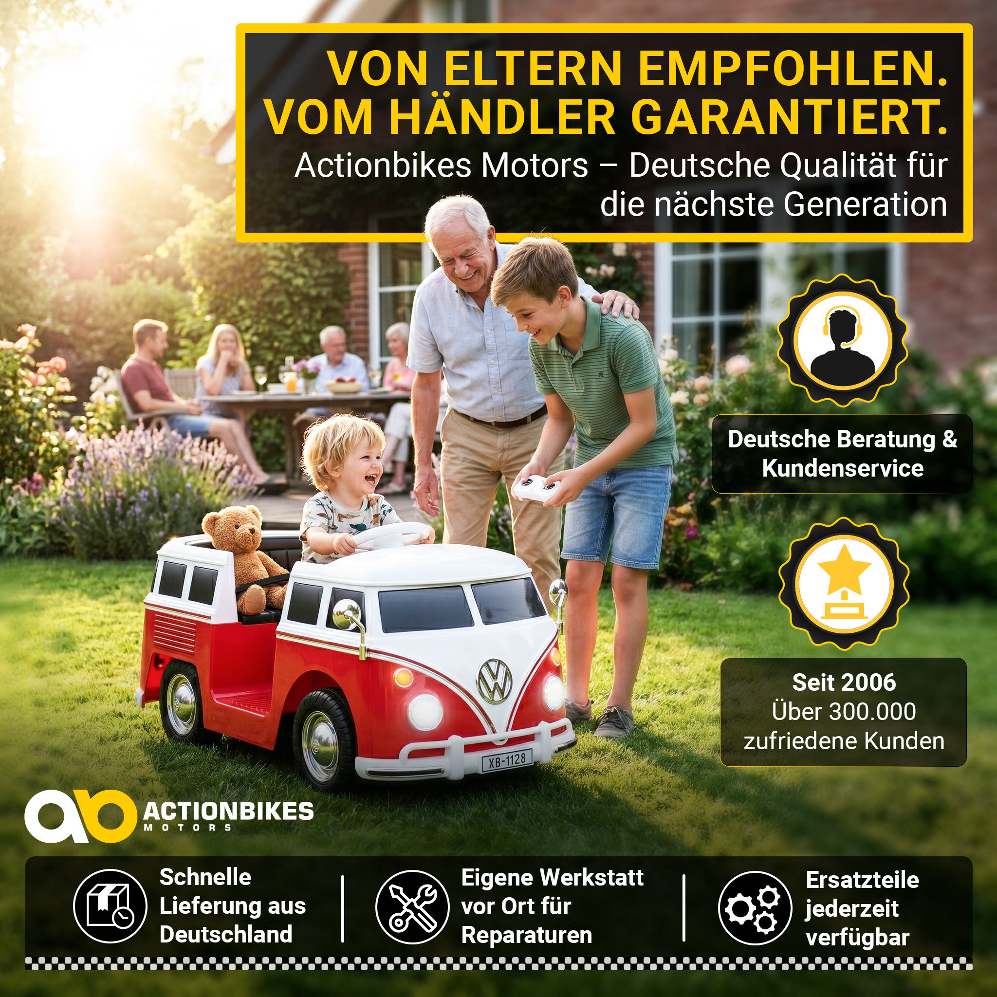 Großvater und Enkel spielen mit einem roten Spielzeug-VW-Bus im Garten. Familie isst im Hintergrund.