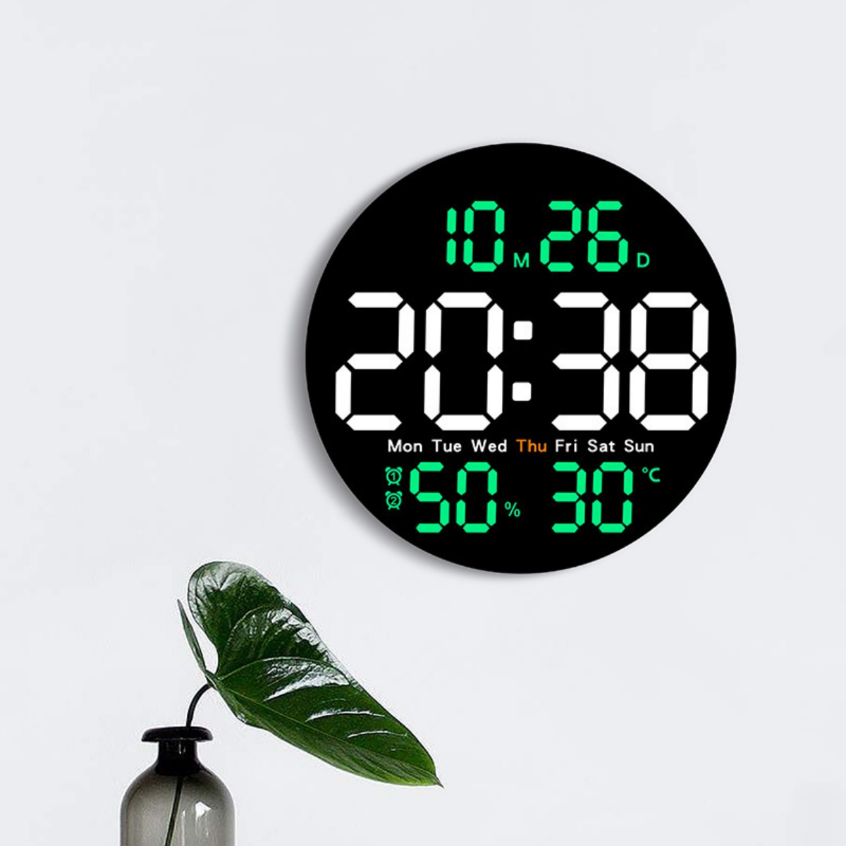Runde Digitaluhr zeigt 20:38, 10.26, 50% Luftfeuchtigkeit, 30°C.
