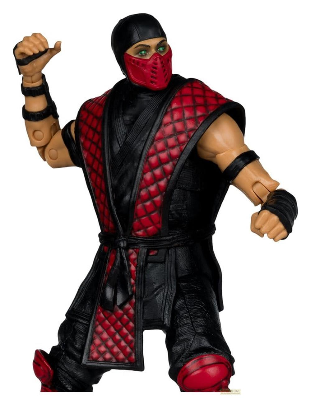 Eine Actionfigur eines Kriegers in Schwarz und Rot mit Maske.