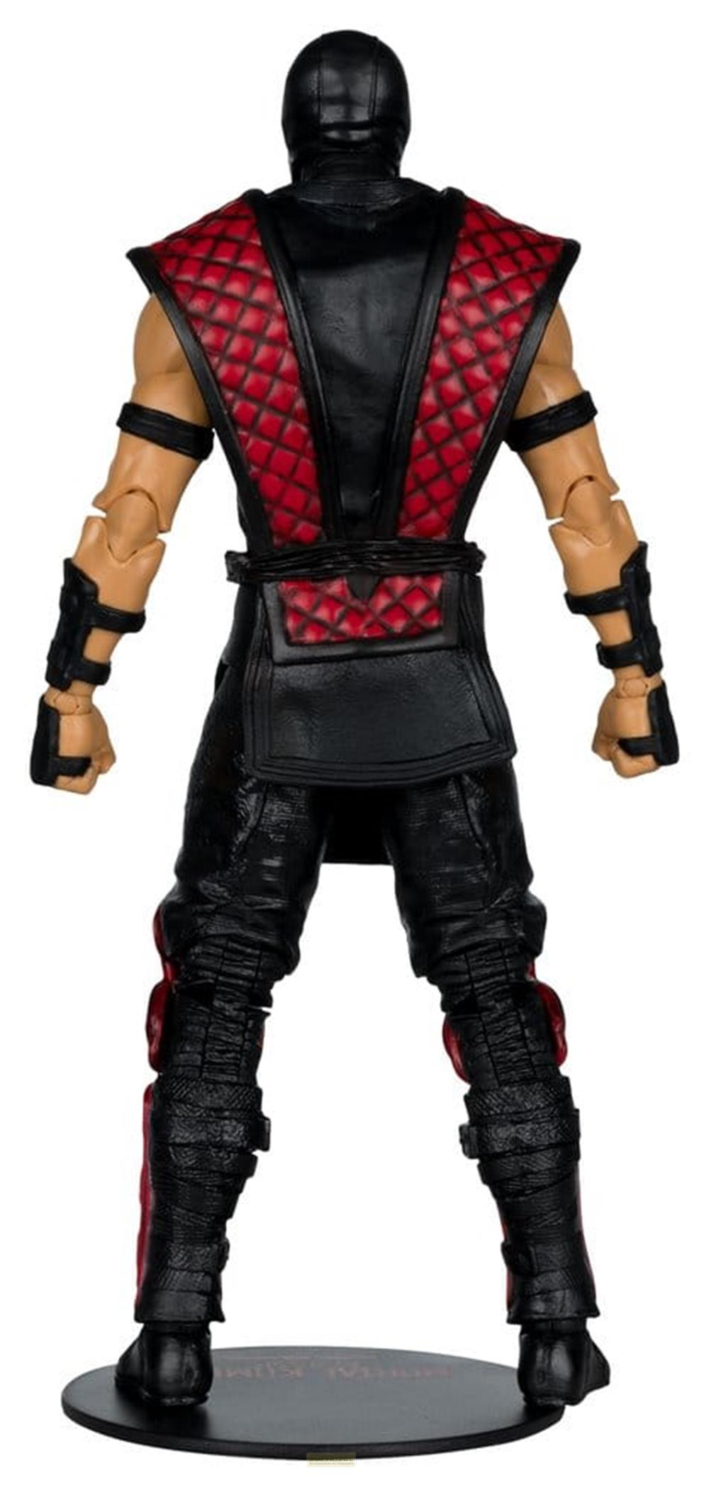 Rückansicht einer Mortal Kombat Actionfigur in Schwarz-Rotem Outfit auf Sockel.