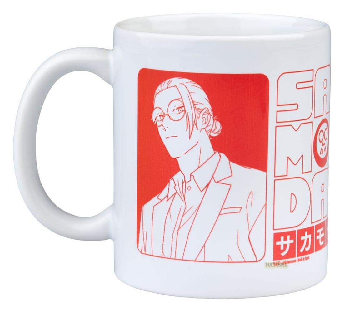 Taza blanca con personaje de anime con traje y gafas sobre fondo rojo.