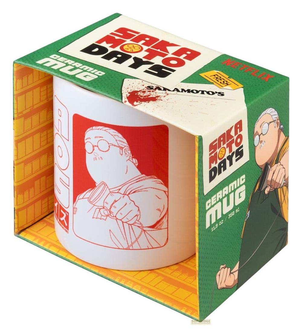 Una taza de cerámica con la marca Sakamoto Days, con un personaje de dibujos animados.