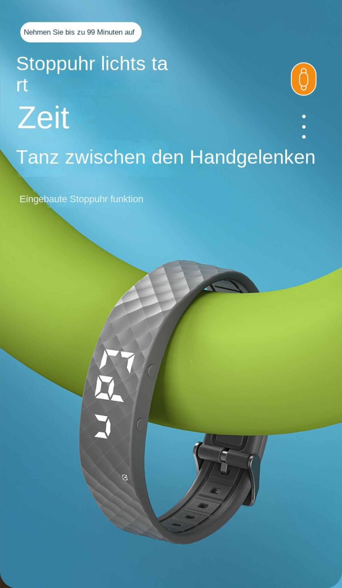 Graues Armband mit digitaler Anzeige auf grünem Hintergrund.