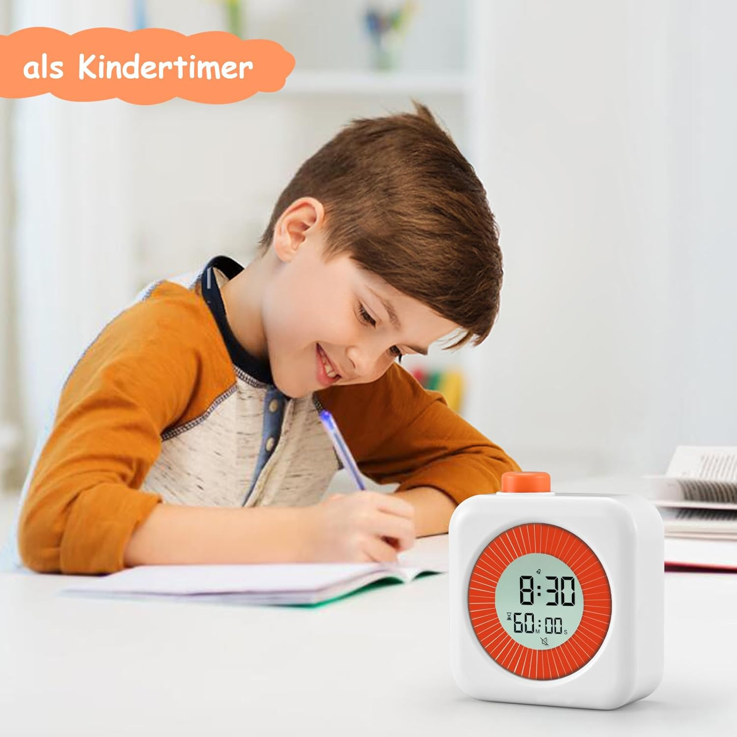 Ein Junge schreibt in ein Notizbuch, neben ihm ein digitaler Wecker.