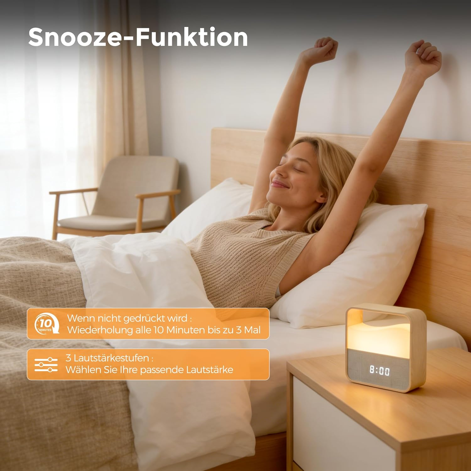 Frau streckt sich im Bett, ein Nachttisch mit Uhr und Licht.