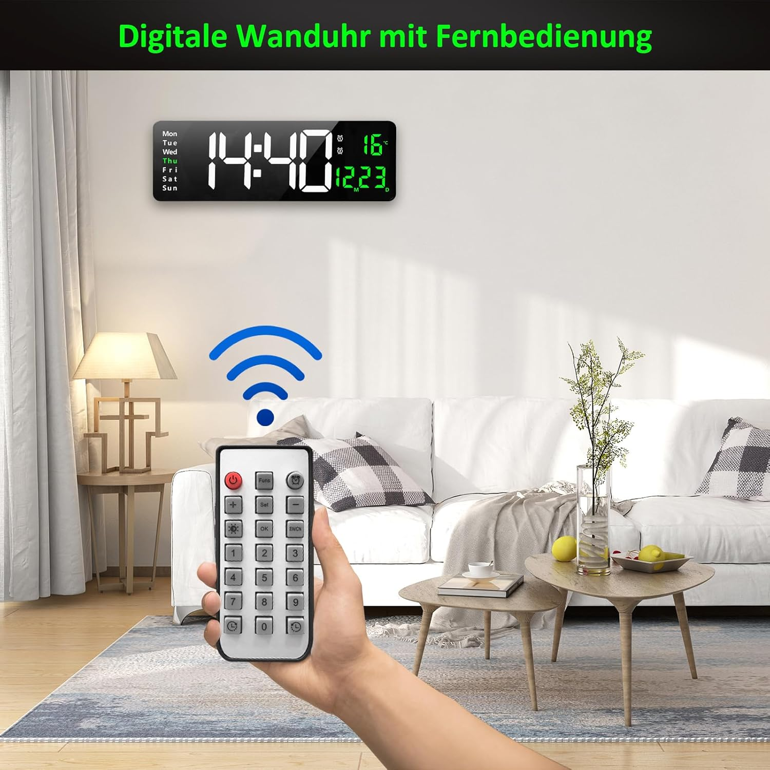 Digitale Wanduhr mit Fernbedienung und Fernbedienung in Wohnzimmer.