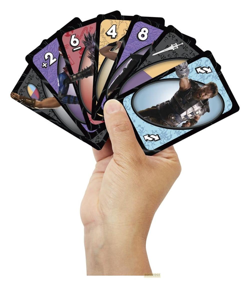 Une main tient un éventail de cartes à jouer avec des personnages et des chiffres.