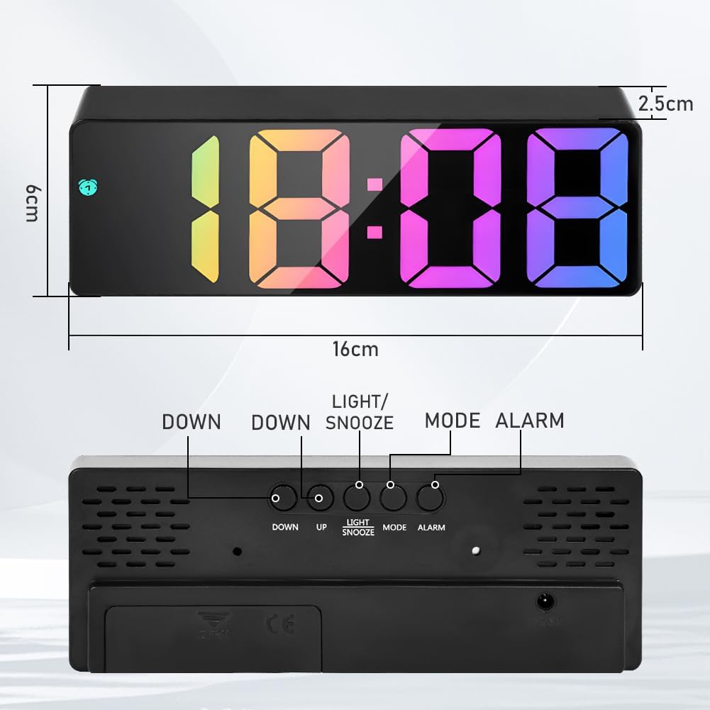 Digitaler Wecker mit großem LED-Display, zeigt 18:08 in Regenbogenfarben. Maße 16x6x2,5cm.