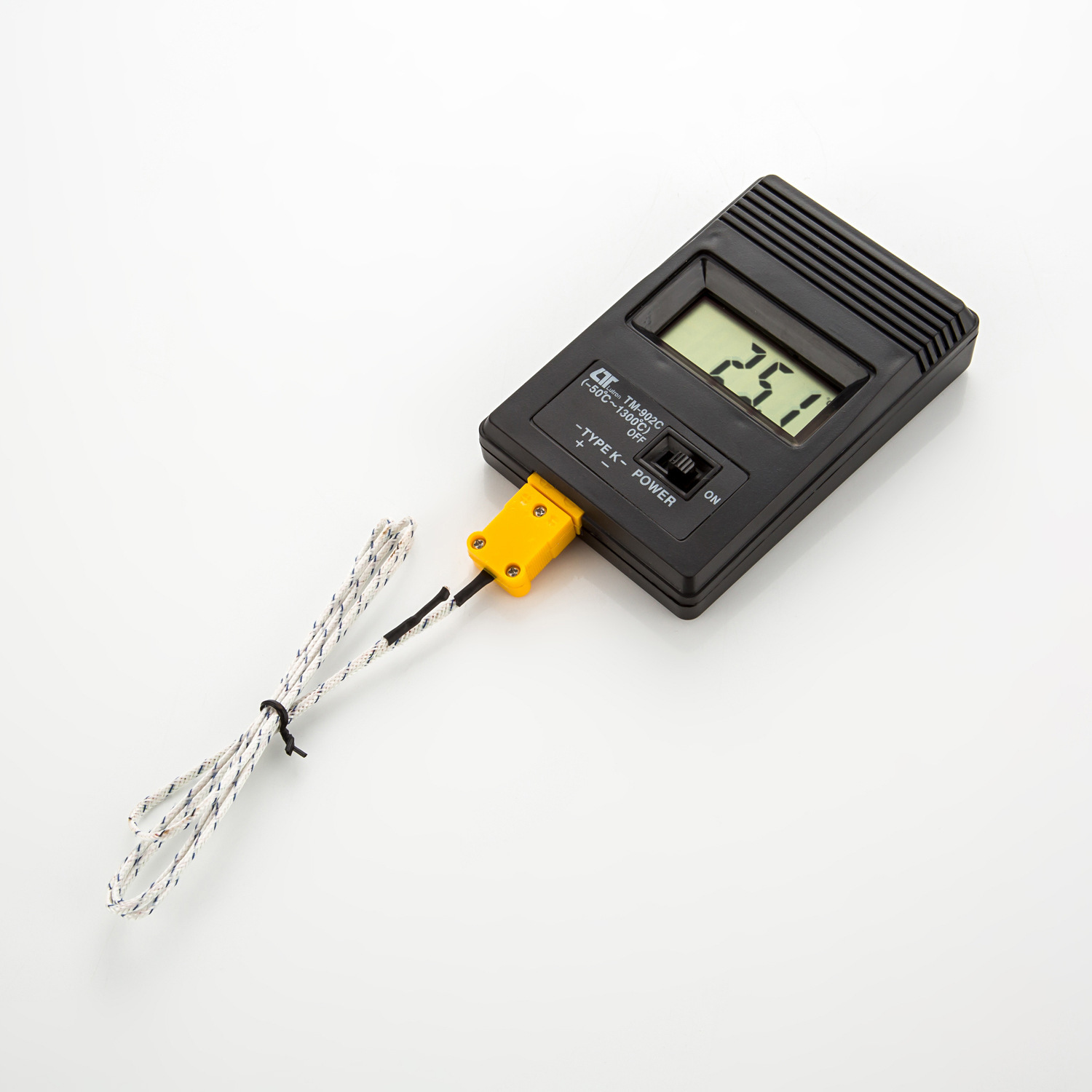 Ein schwarzes digitales Thermometer mit gelbem K-Typ-Stecker und Kabel, zeigt 25,1°C an.