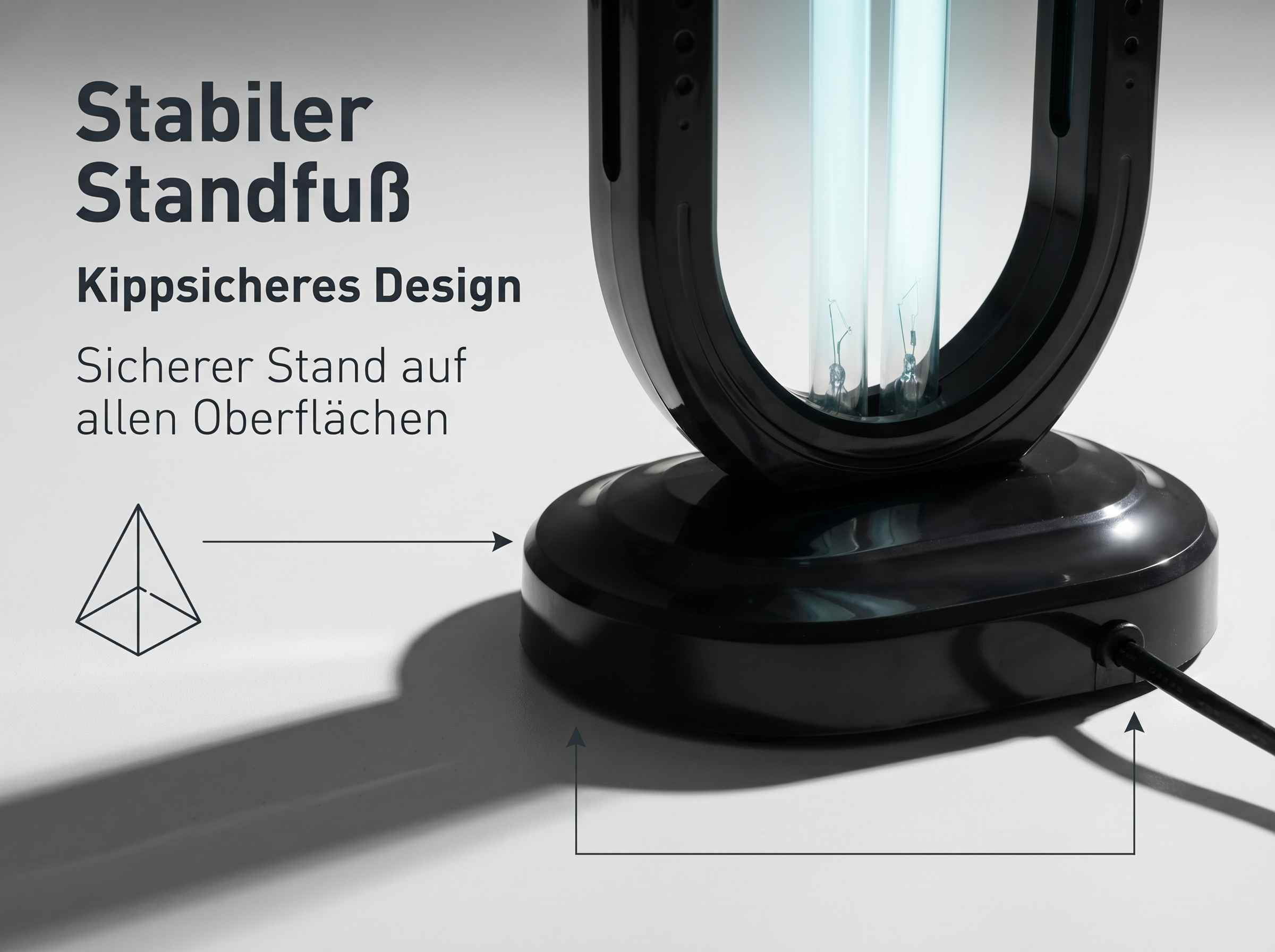 Ein schwarzer UV-Sterilisator mit zwei Röhren auf einem stabilen Fuß.