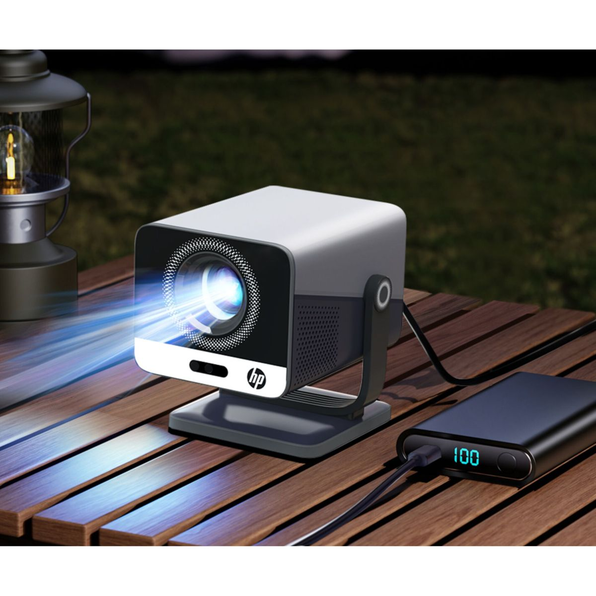 Ein HP-Projektor projiziert einen blauen Lichtstrahl auf einen Holztisch, neben einer Powerbank.