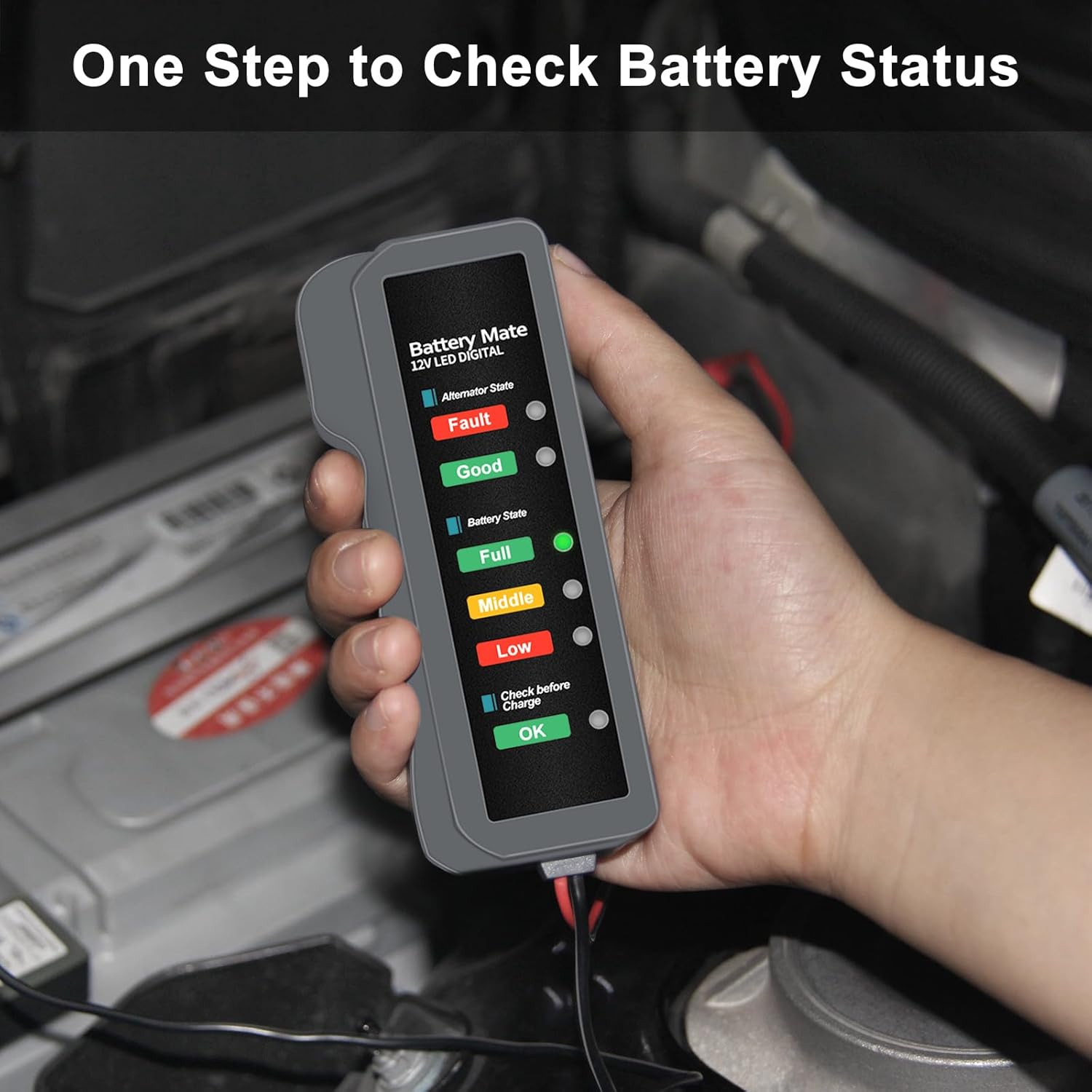 Eine Hand hält ein Batterietestgerät, das den Batteriestatus anzeigt.