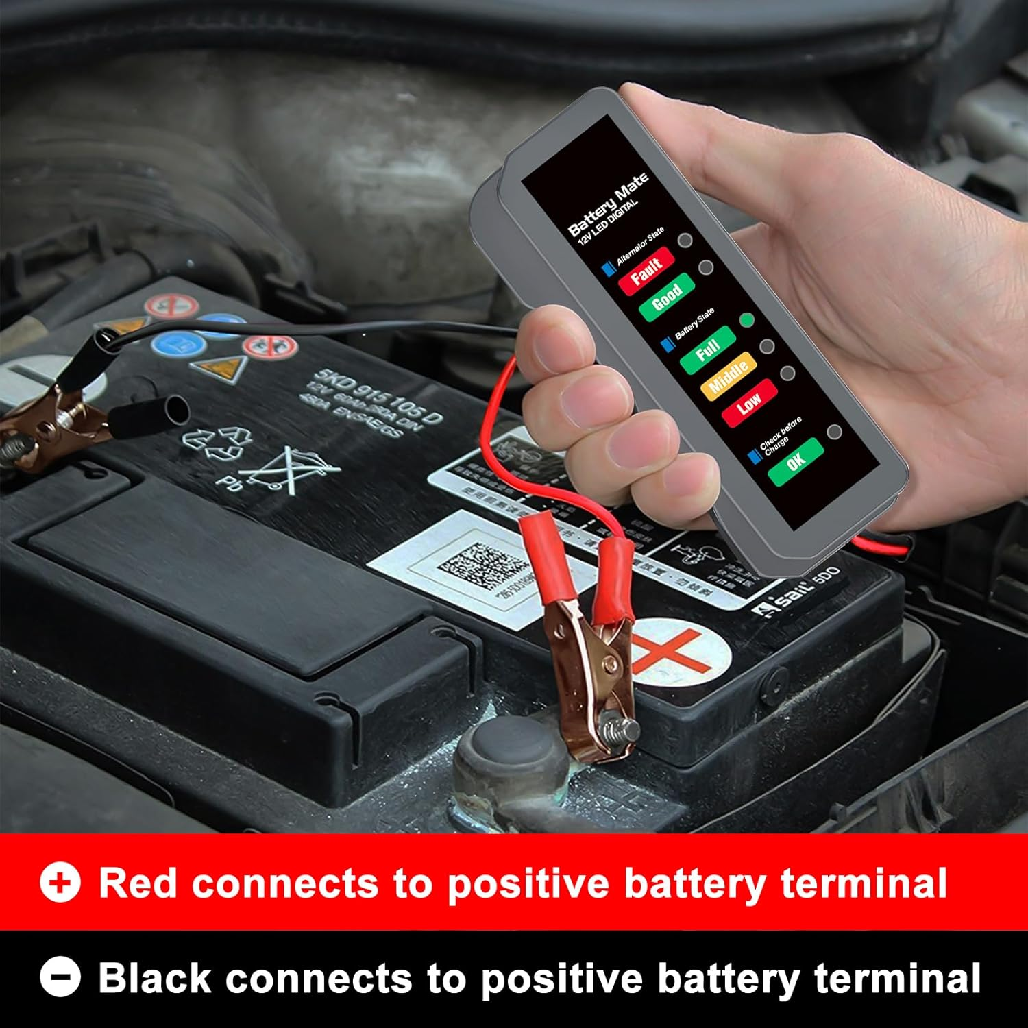 Hand hält ein Batterietester-Gerät über einer Autobatterie, mit roten und schwarzen Klemmen.