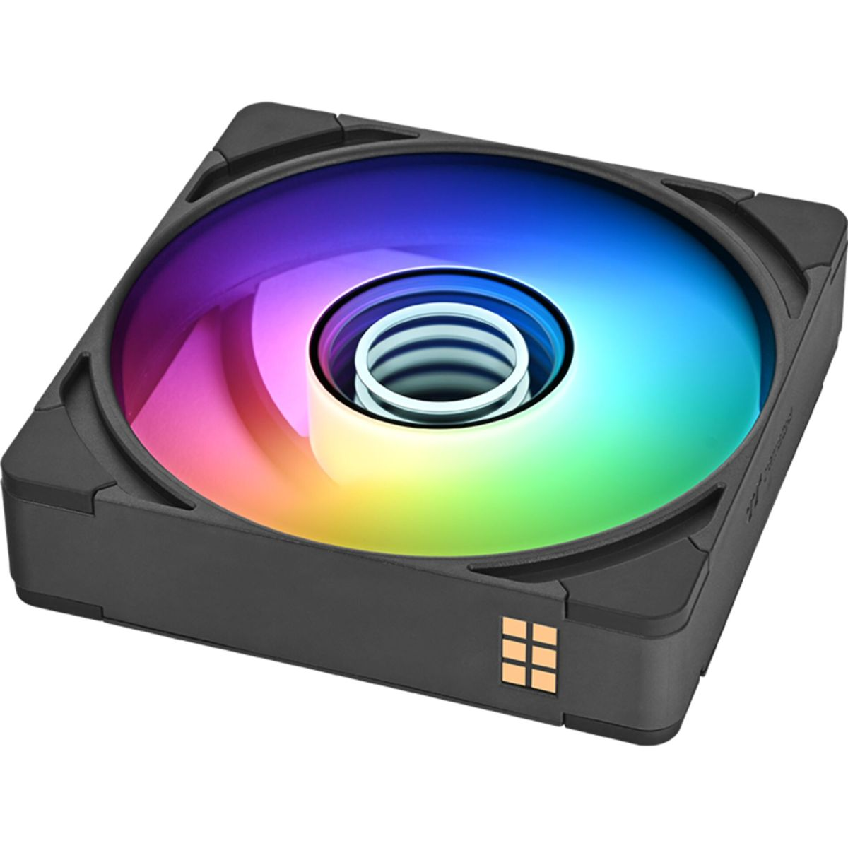 Ein schwarzer Computerlüfter mit Regenbogen-RGB-Beleuchtung auf den Lüfterblättern.