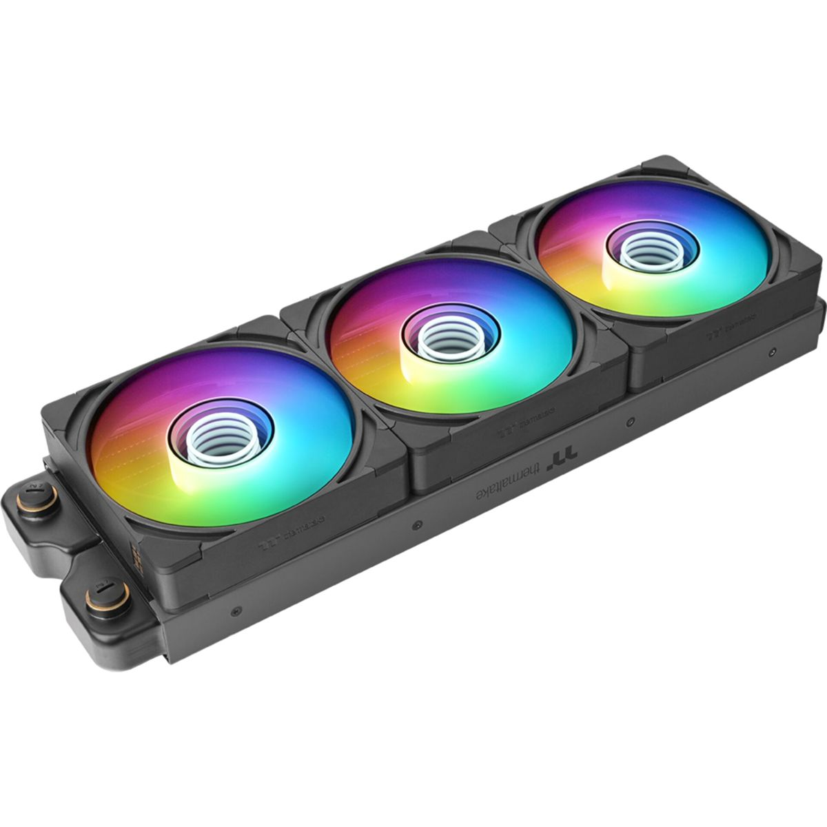 Ein schwarzer Kühler mit drei RGB-Lüftern auf weißem Hintergrund.