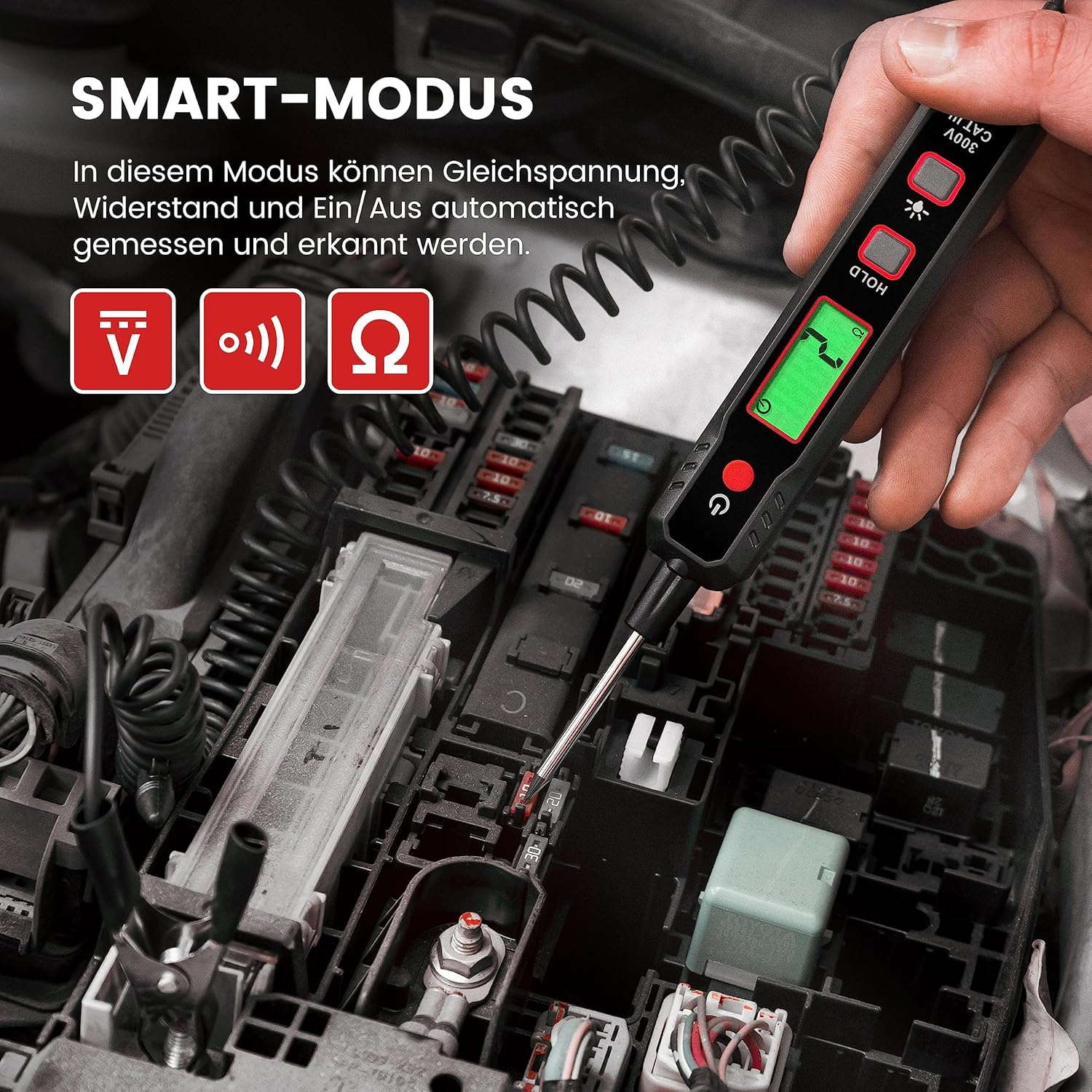 Ein Mann prüft mit einem digitalen Tester eine Auto-Sicherungseinheit. Der Tester zeigt Spannung, Widerstand oder Ein/Aus an.