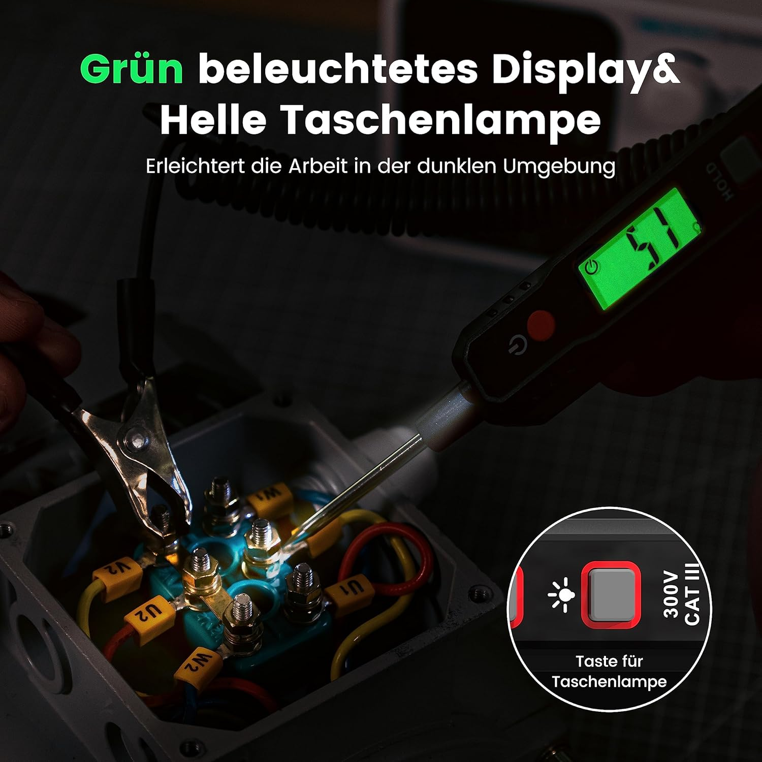 Ein Stromtester mit grünem Display prüft eine elektrische Klemme in einem Kasten.