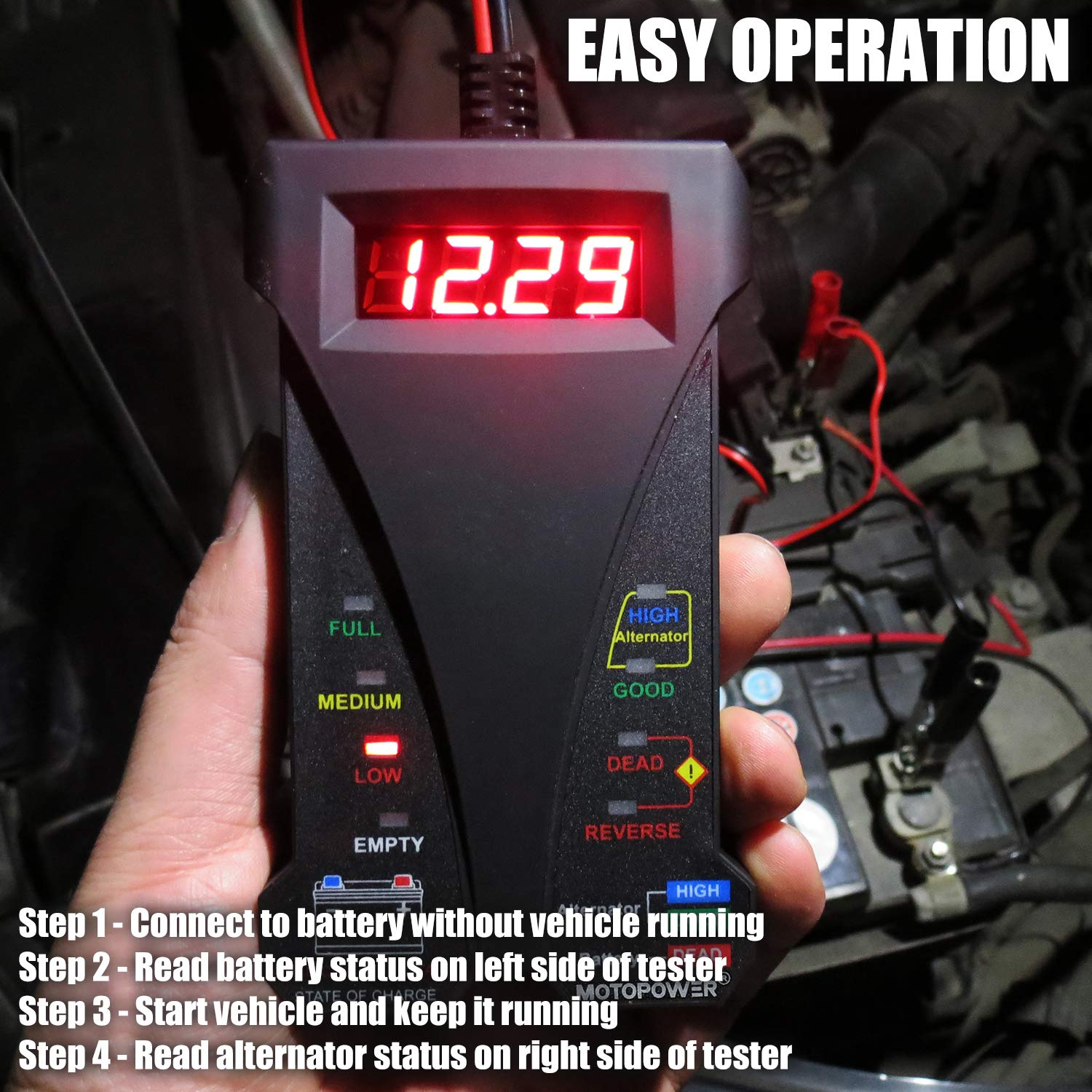 Eine Hand hält einen Autobatterietester mit 12,29V. Lichter zeigen niedrige Batterie und hohen Alternator an.