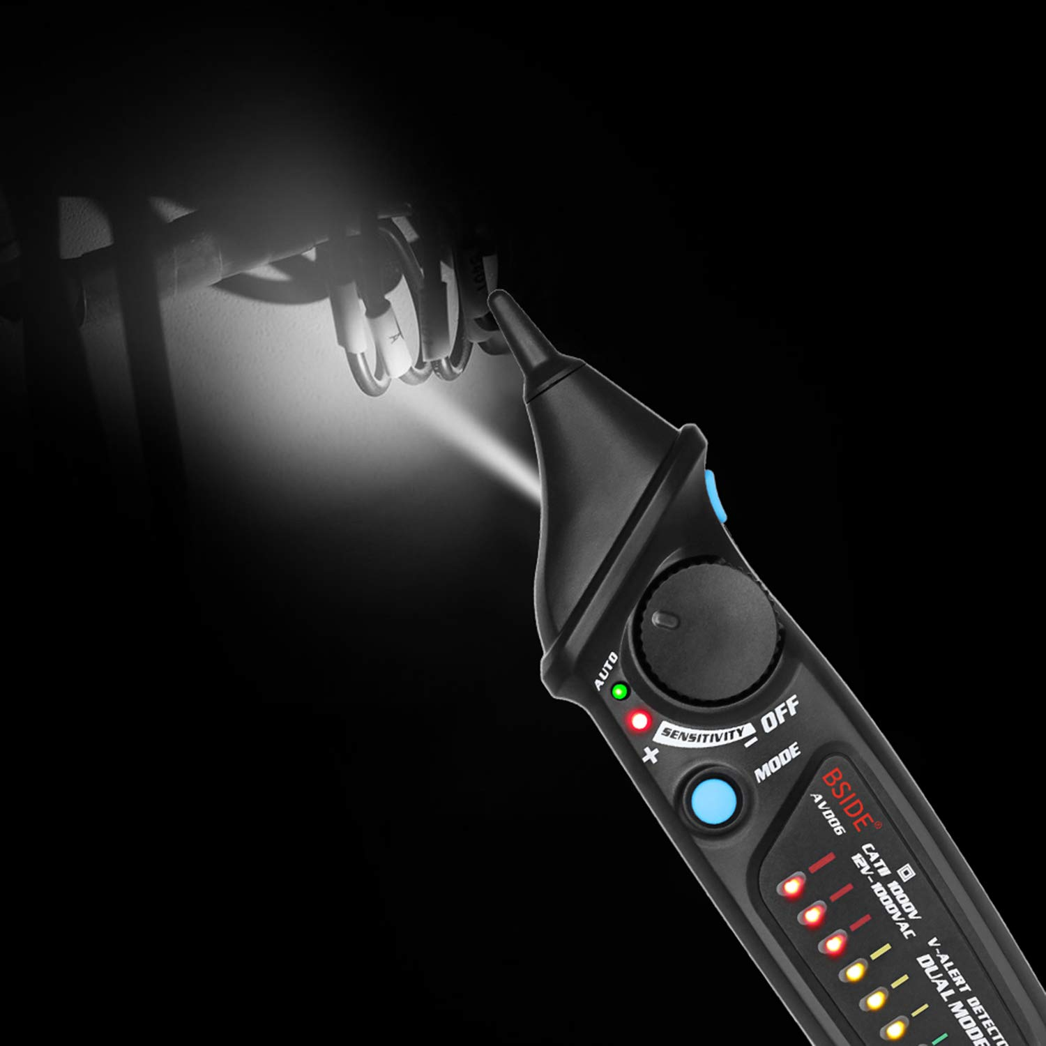 Ein schwarzer Spannungsprüfer mit Lichtstrahl beleuchtet Kabel.