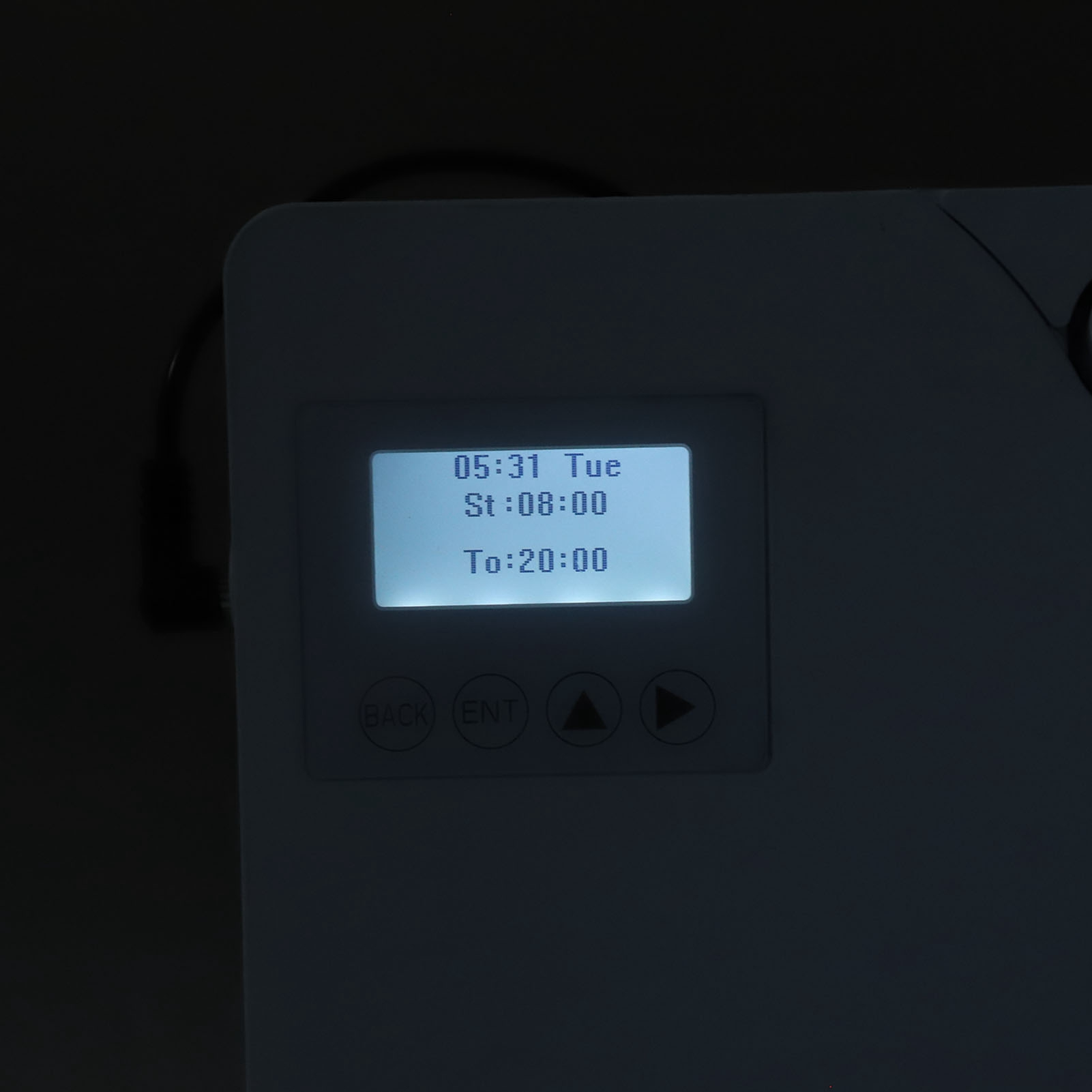 Ein digitales Display zeigt 05:31 Dienstag, Start 08:00, Ende 20:00.