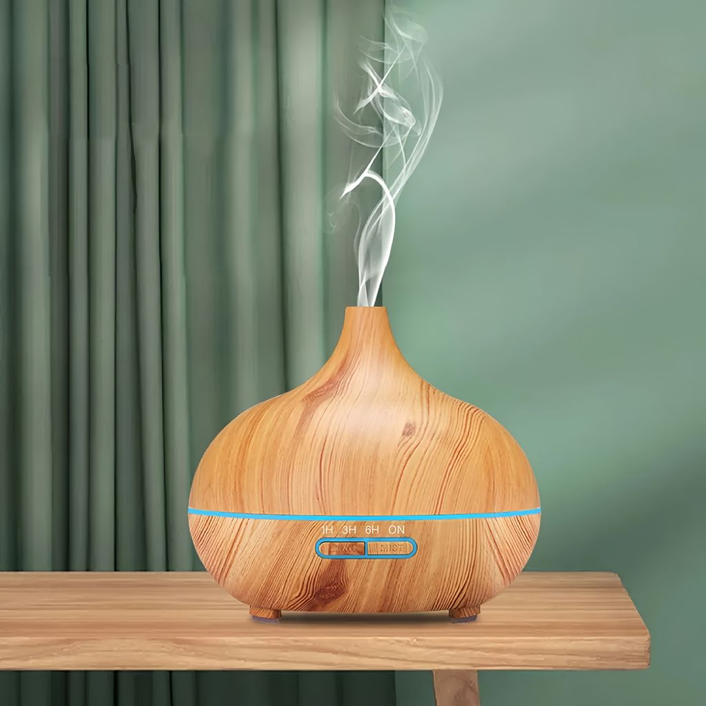 Ein hölzerner Luftbefeuchter mit Rauch auf einem Holztisch vor einem grünen Vorhang.